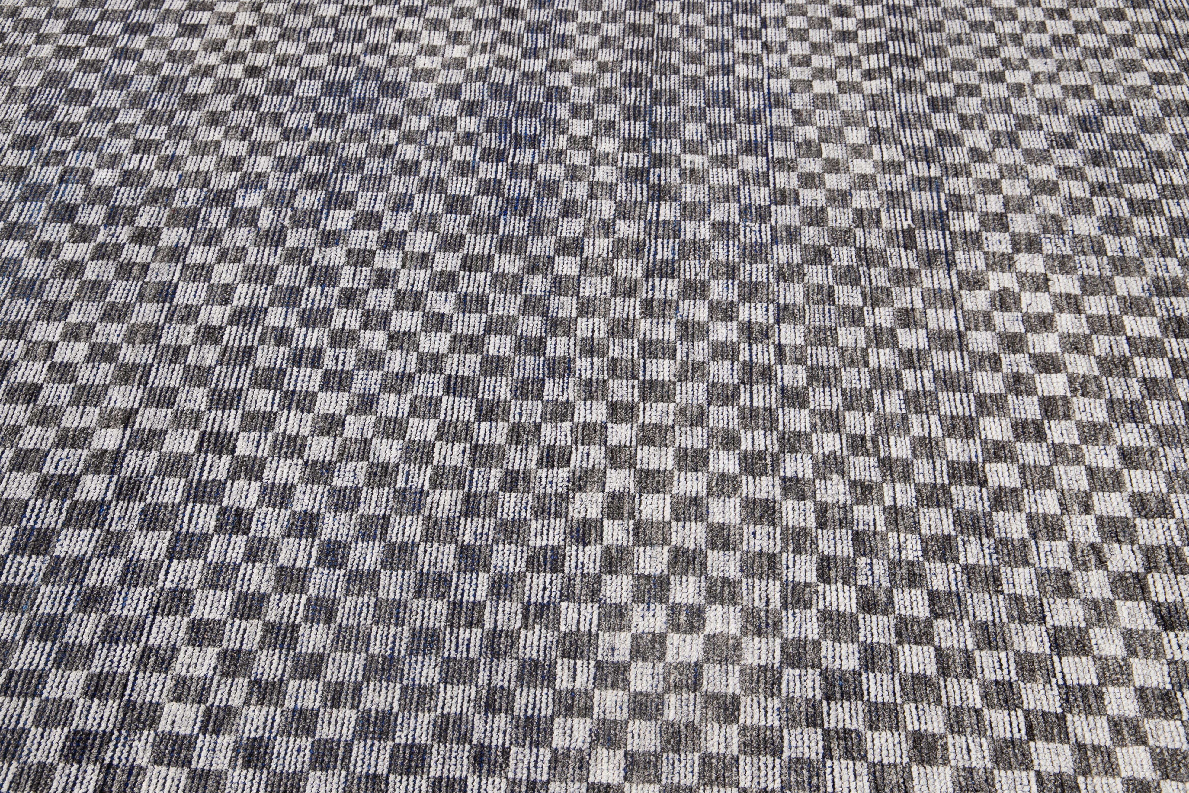 Moderno Tappeto contemporaneo in lana in stile Soumak di colore grigio con design senza cuciture in vendita