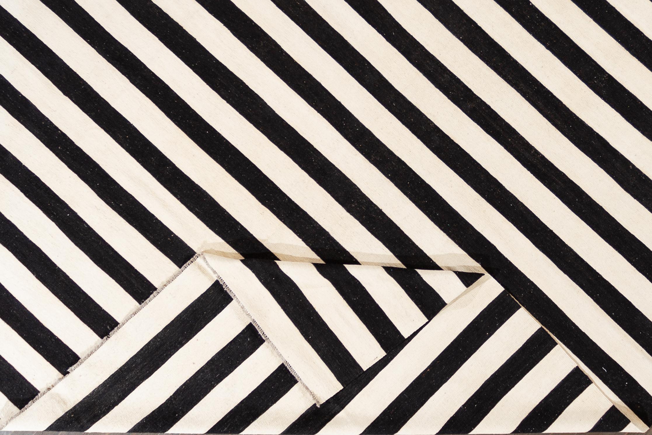 Alfombra contemporánea de lana plana Kilim a rayas blancas y negras de gran tamaño Asiático en venta