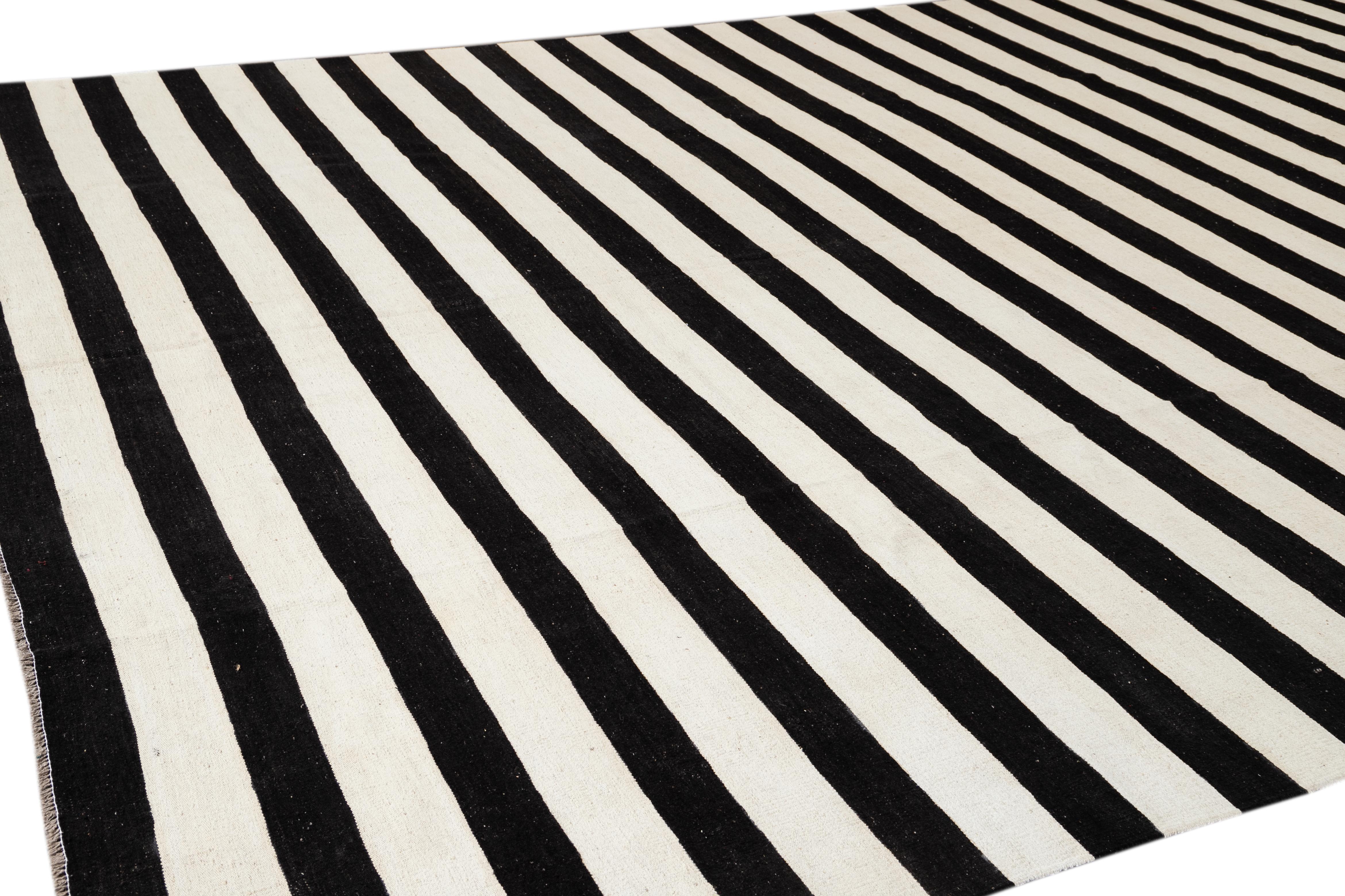 Alfombra contemporánea de lana plana Kilim a rayas blancas y negras de gran tamaño en venta 3
