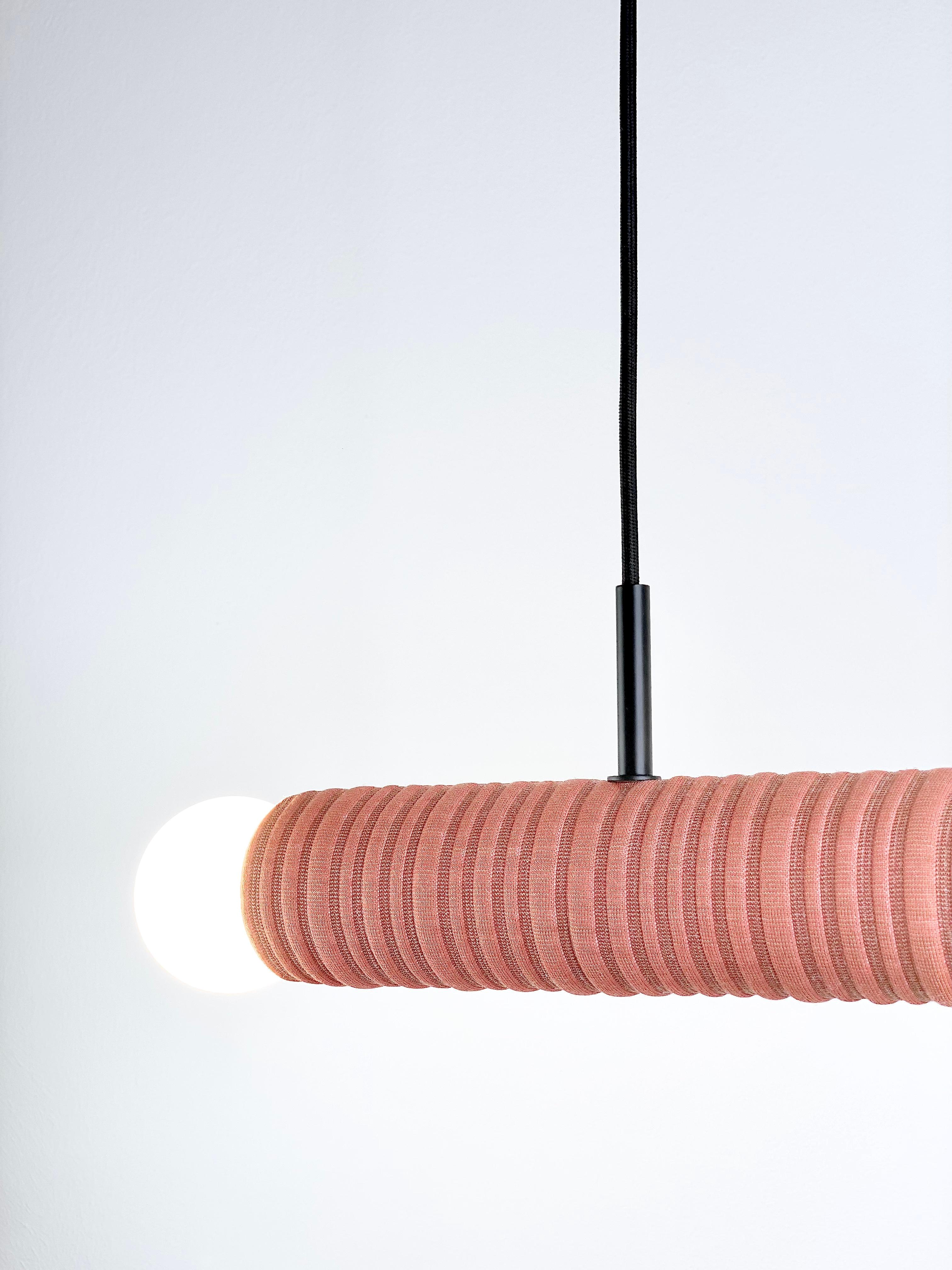 Gemini - Sospensione a doppia luce personalizzabile in ceramica e tessuto Kvadrat fatta a mano in vendita 2