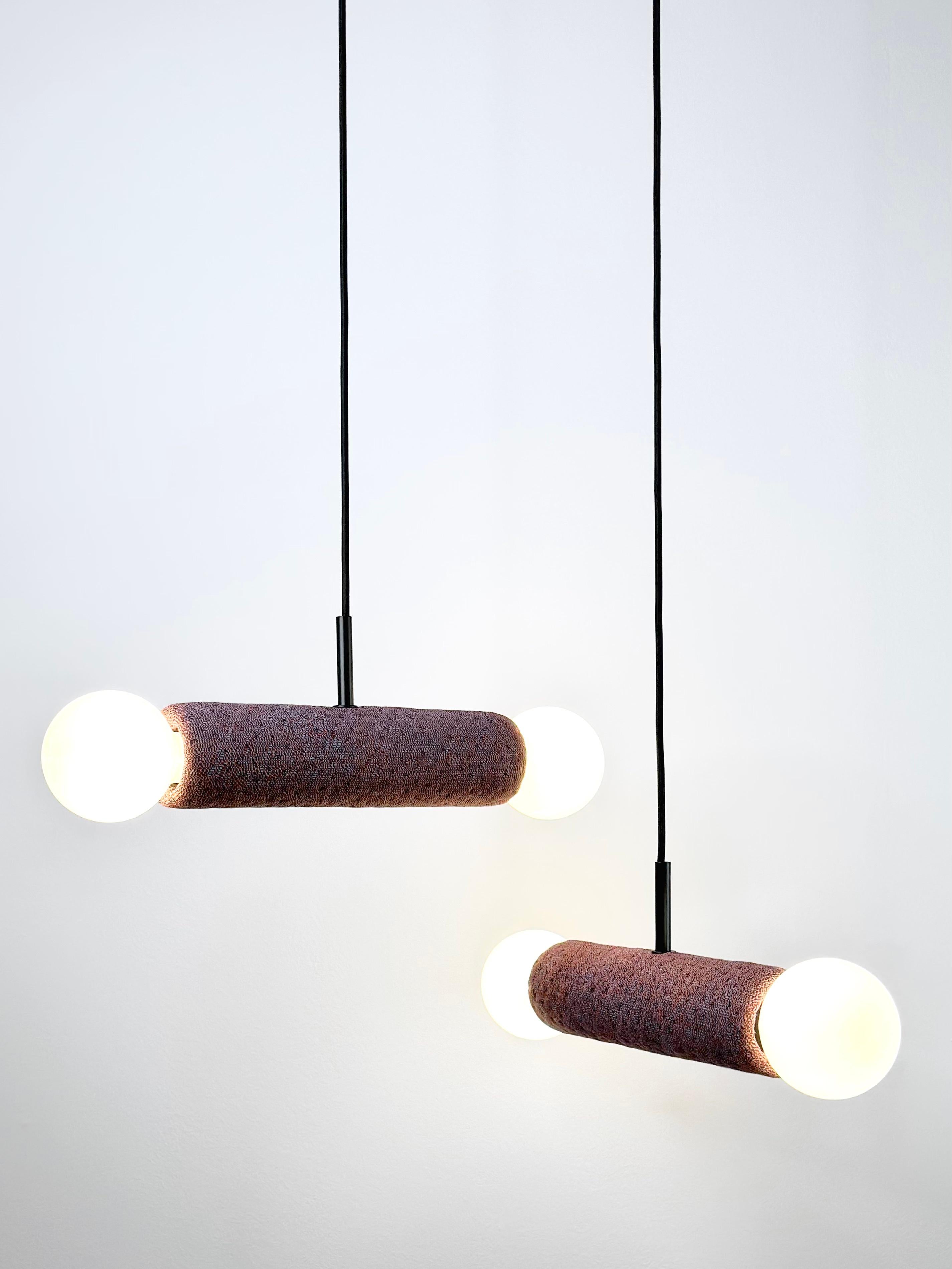 Gemini - Lampada a sospensione a doppia luce realizzata a mano in gres ceramico e tessuto Kvadrat in vendita 2