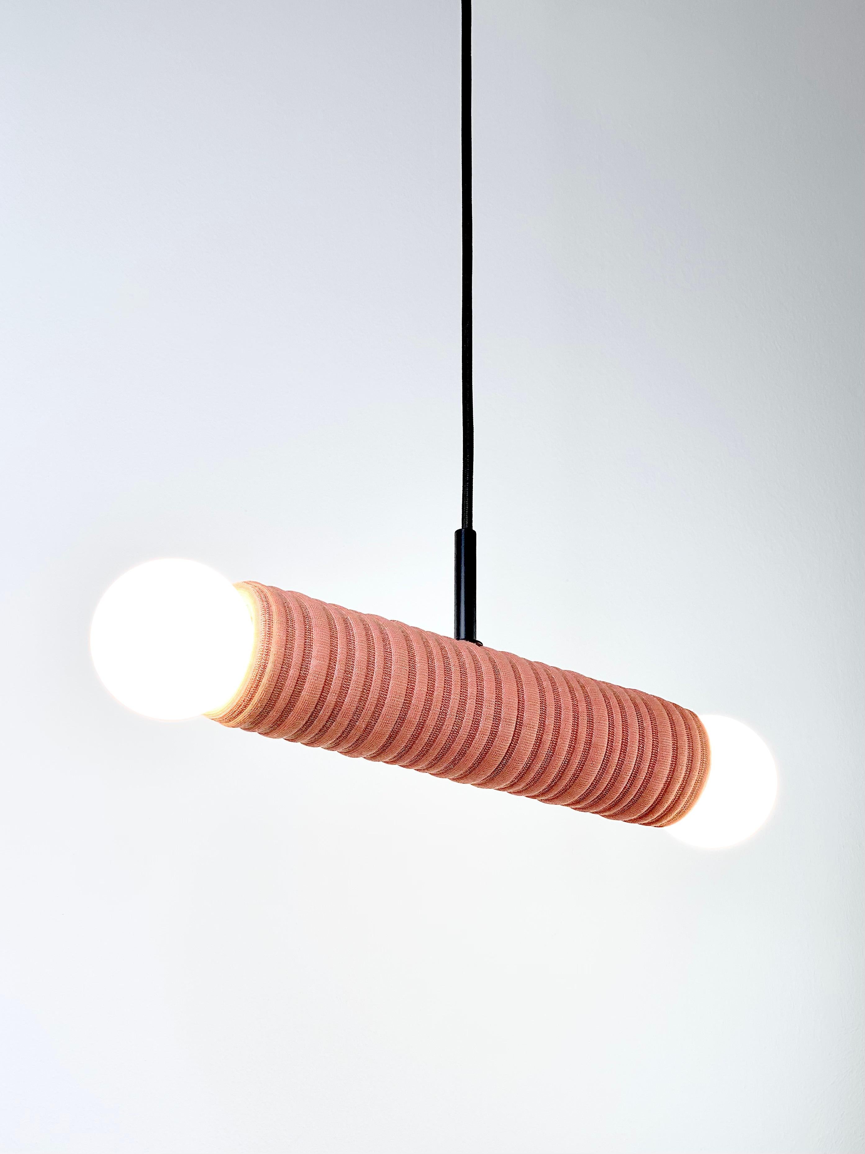Gemini - Sospensione a doppia luce personalizzabile in ceramica e tessuto Kvadrat fatta a mano in vendita 3