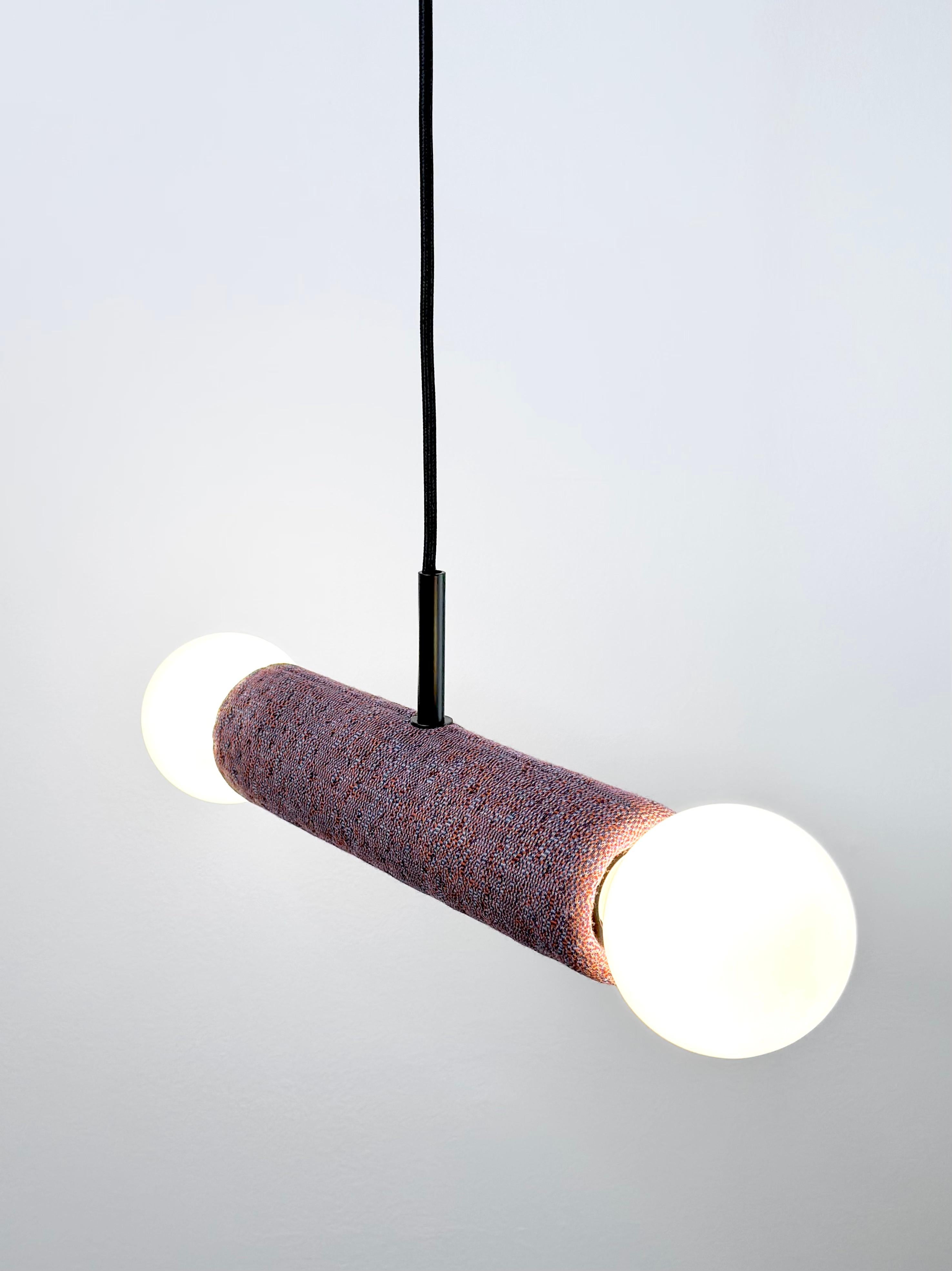 Gemini - Lampada a sospensione a doppia luce realizzata a mano in gres ceramico e tessuto Kvadrat in vendita 3