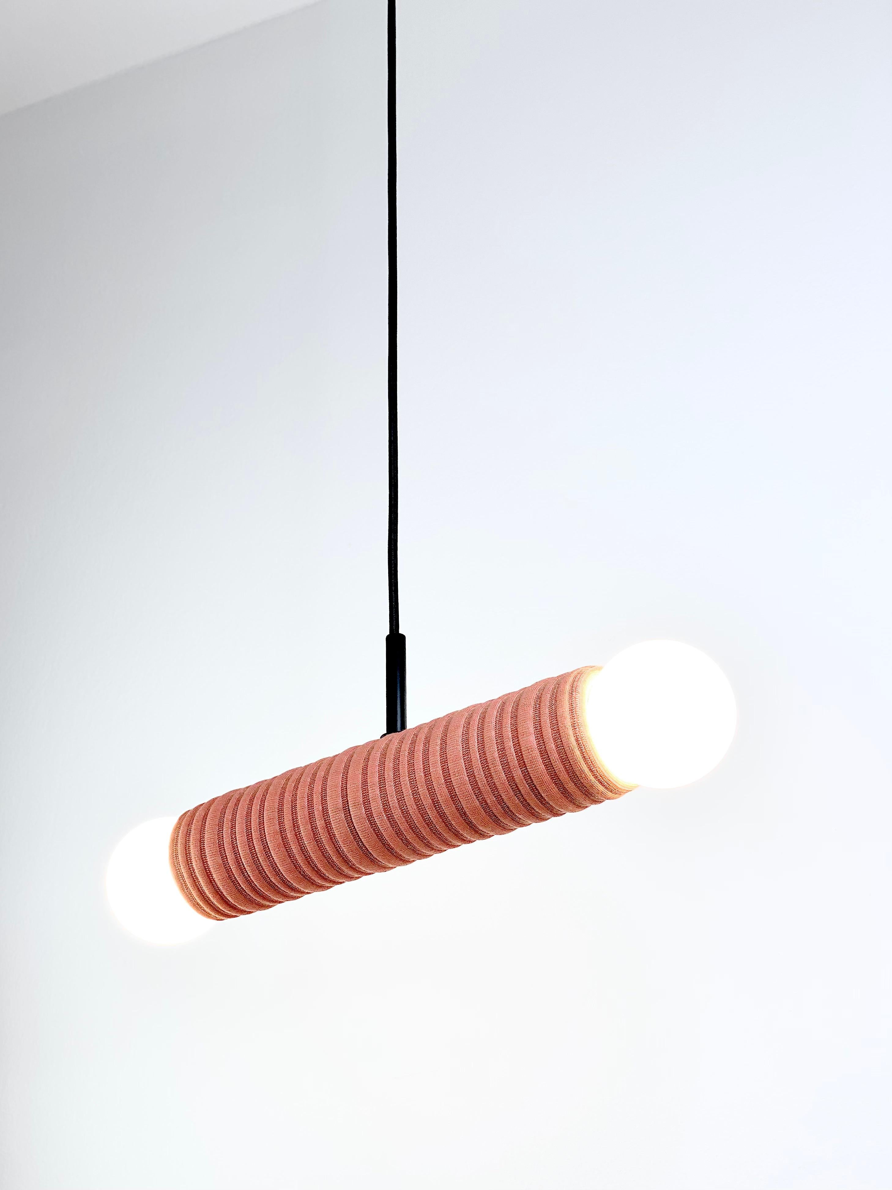 Gemini - Sospensione a doppia luce personalizzabile in ceramica e tessuto Kvadrat fatta a mano in vendita 4