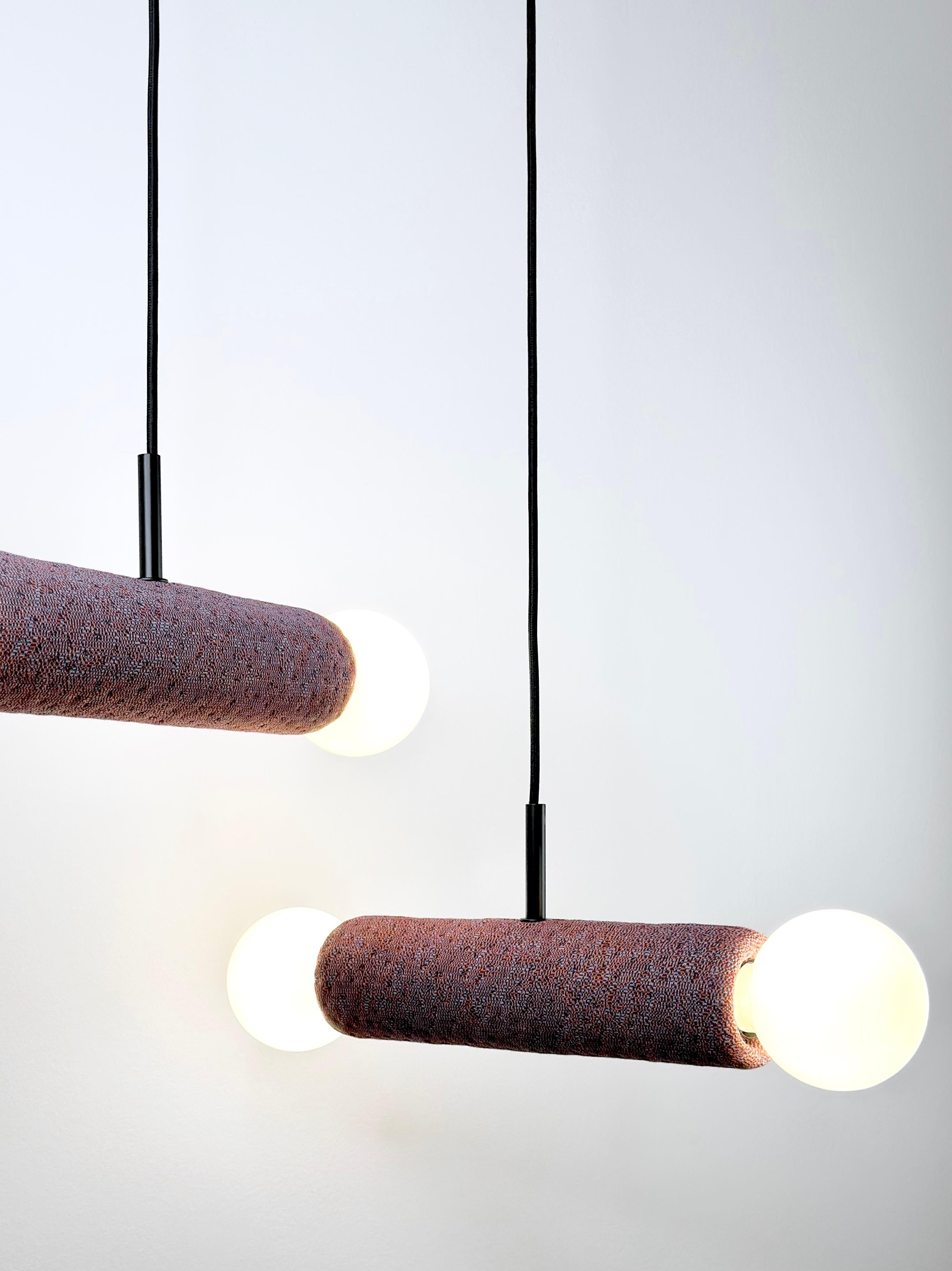 Gemini - Lampada a sospensione a doppia luce realizzata a mano in gres ceramico e tessuto Kvadrat in vendita 4