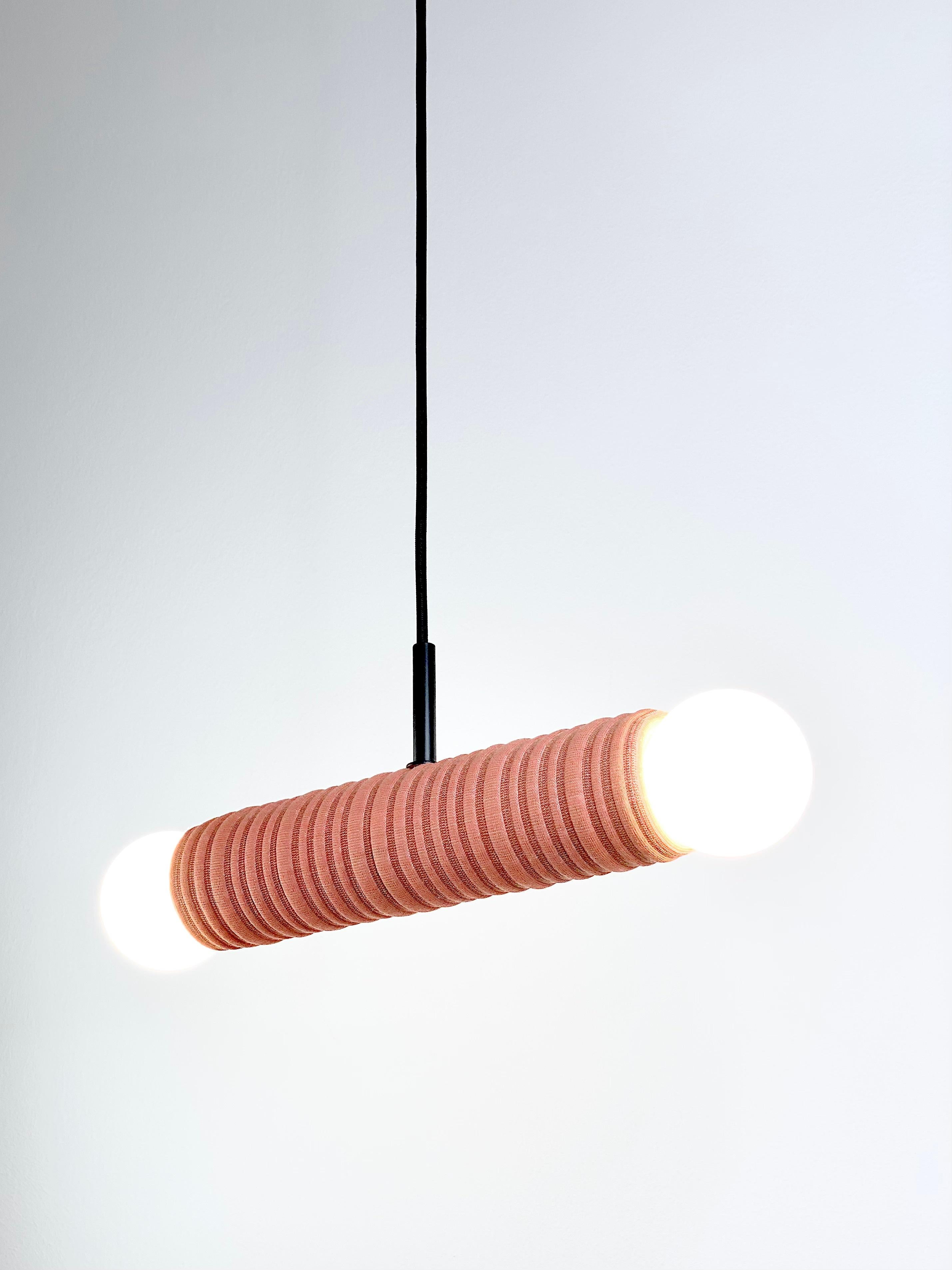 Gemini - Sospensione a doppia luce personalizzabile in ceramica e tessuto Kvadrat fatta a mano in vendita 5