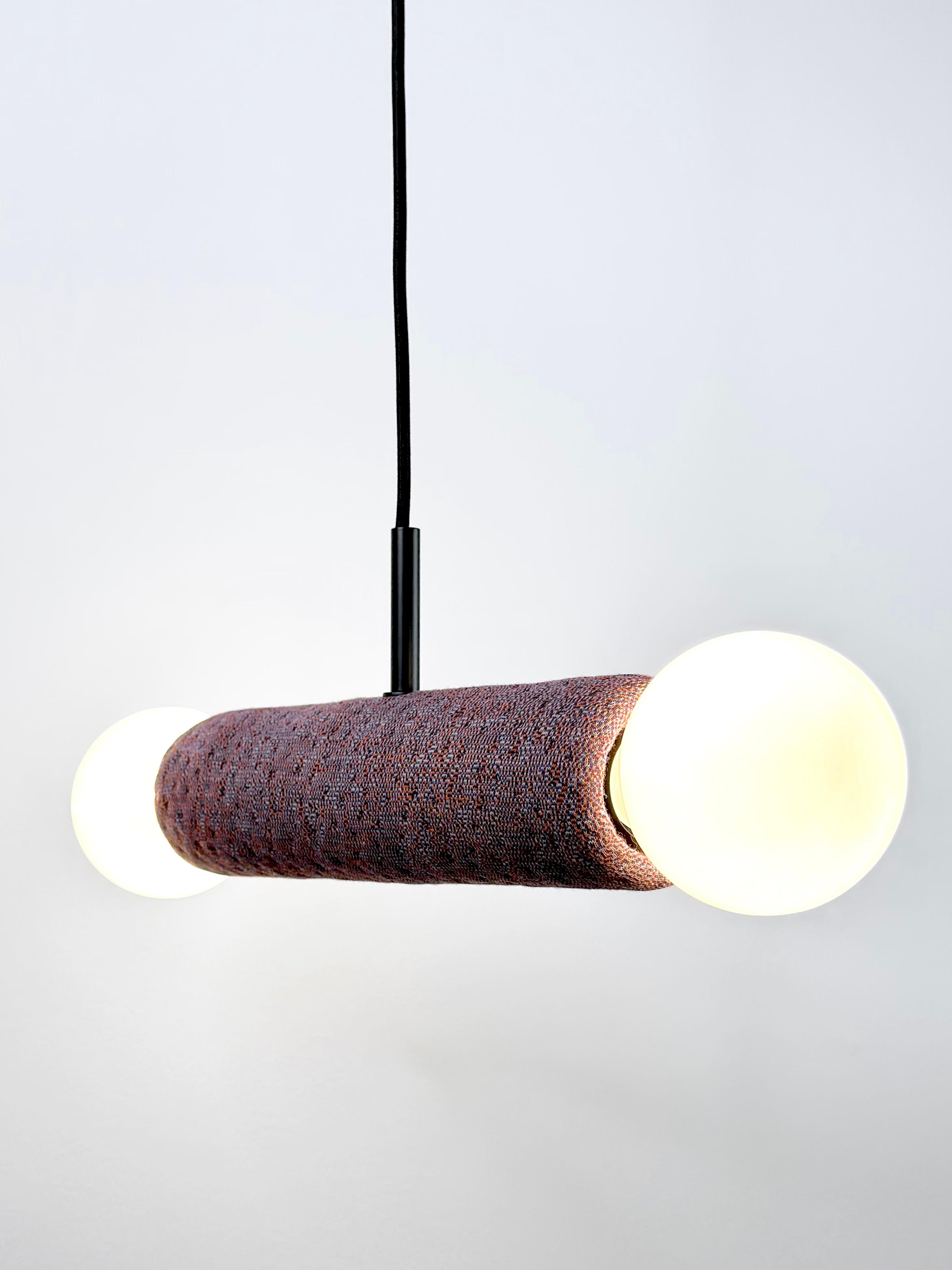 Gemini - Lampada a sospensione a doppia luce realizzata a mano in gres ceramico e tessuto Kvadrat in vendita 6