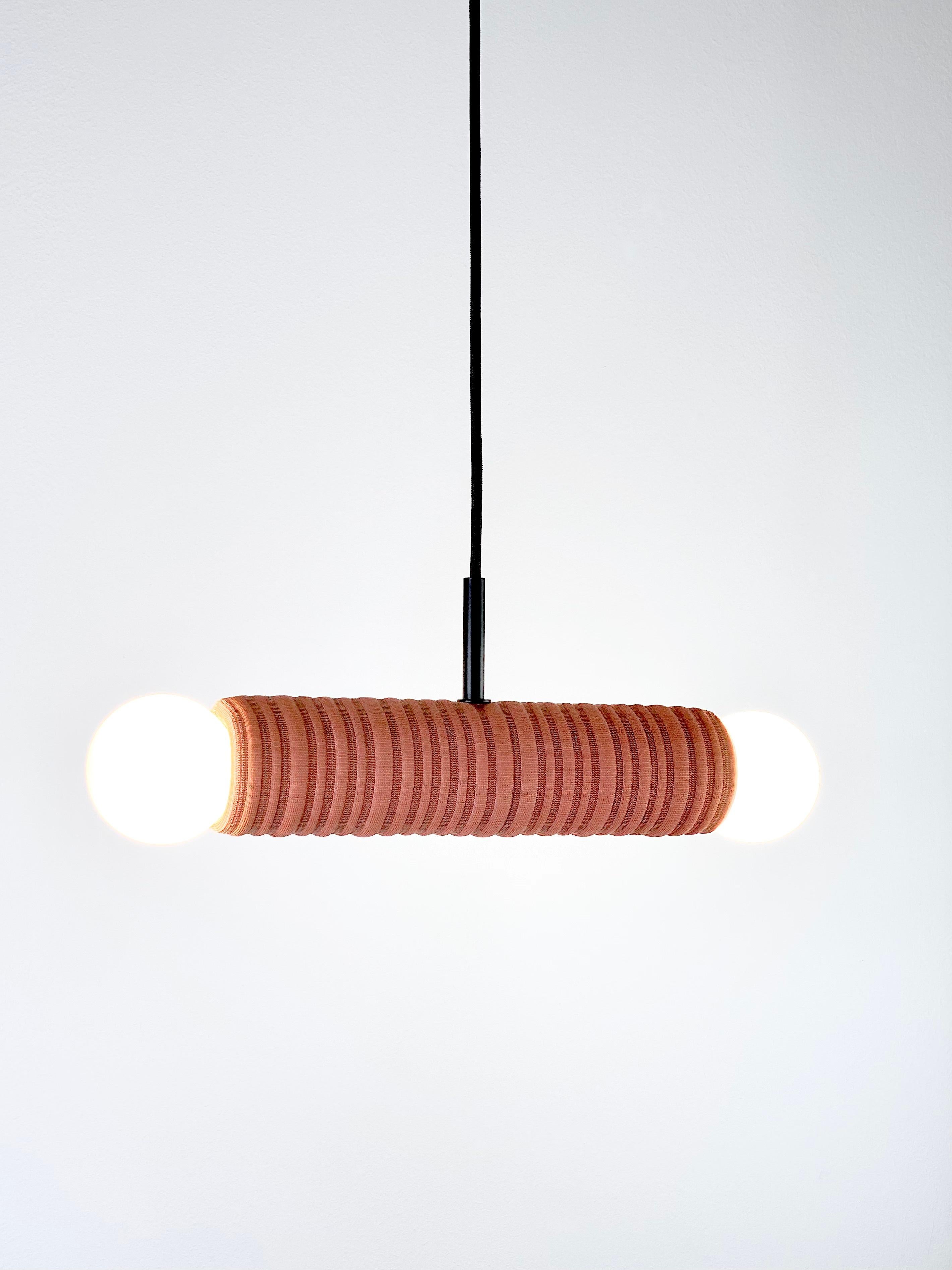 lampada a sospensione
GEMINI_husk
design RODRIGO VAIRINHOS

Entra nel regno dell'illuminazione sensuale con GEMINI, una lampada progettata per risvegliare i tuoi sensi. Questa lampada a sospensione realizzata a mano incarna la dualità e il dinamismo