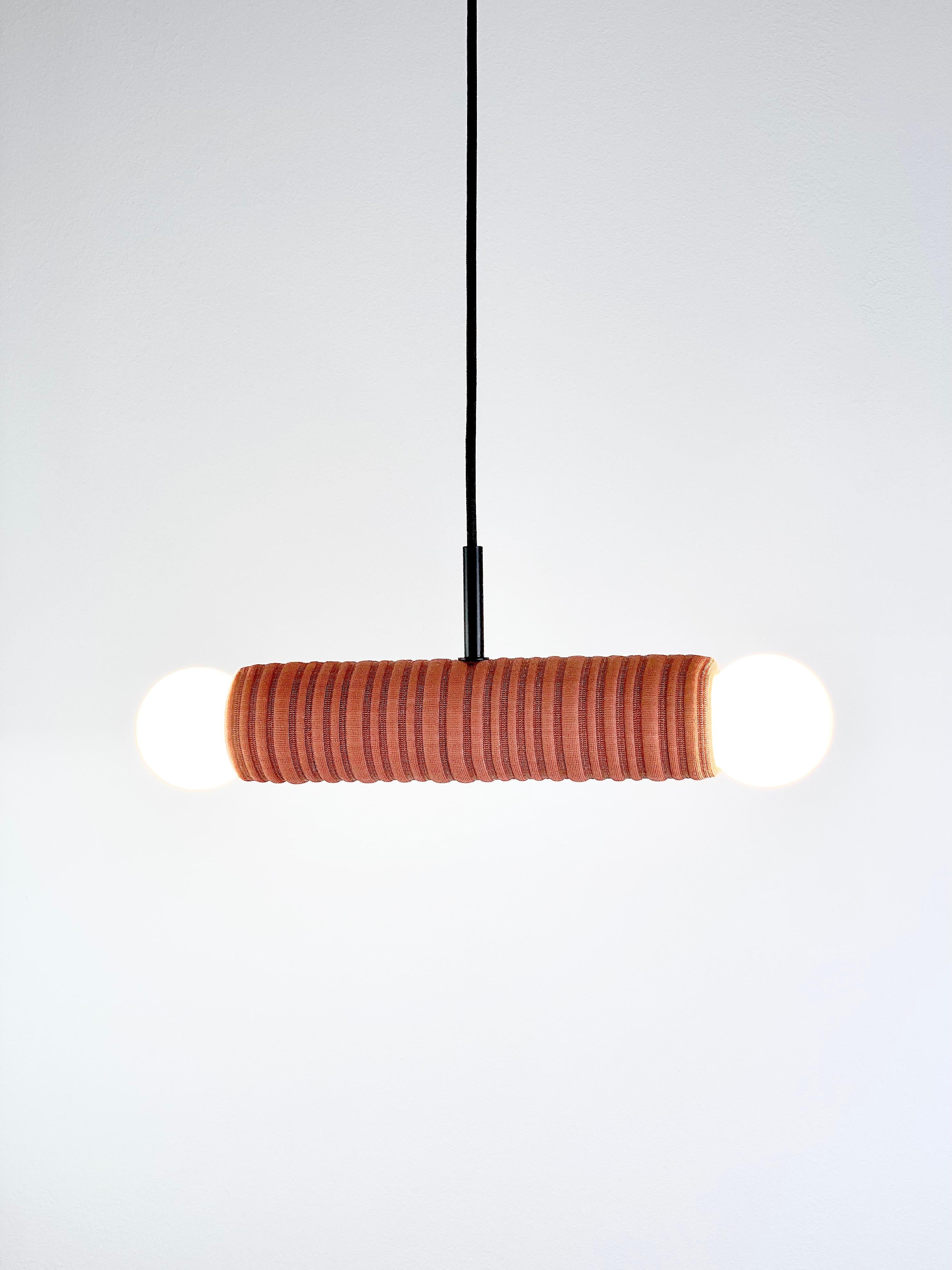 Minimalismo Gemini - Sospensione a doppia luce personalizzabile in ceramica e tessuto Kvadrat fatta a mano in vendita