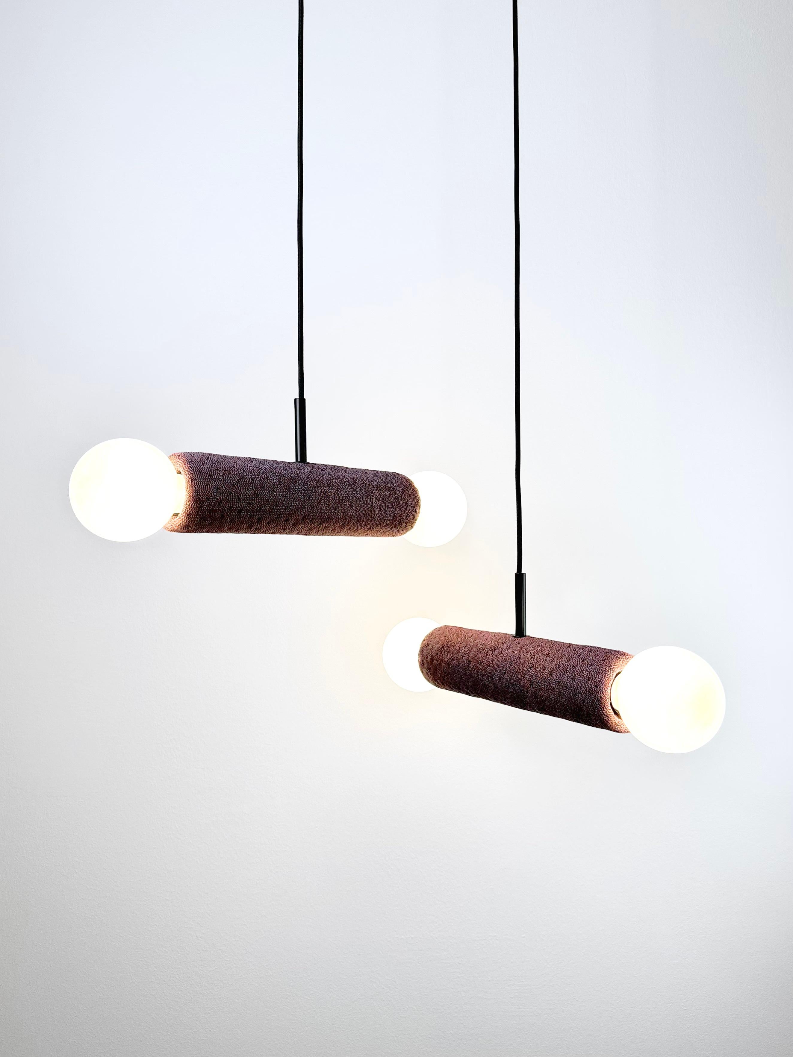 Minimalismo Gemini - Lampada a sospensione a doppia luce realizzata a mano in gres ceramico e tessuto Kvadrat in vendita