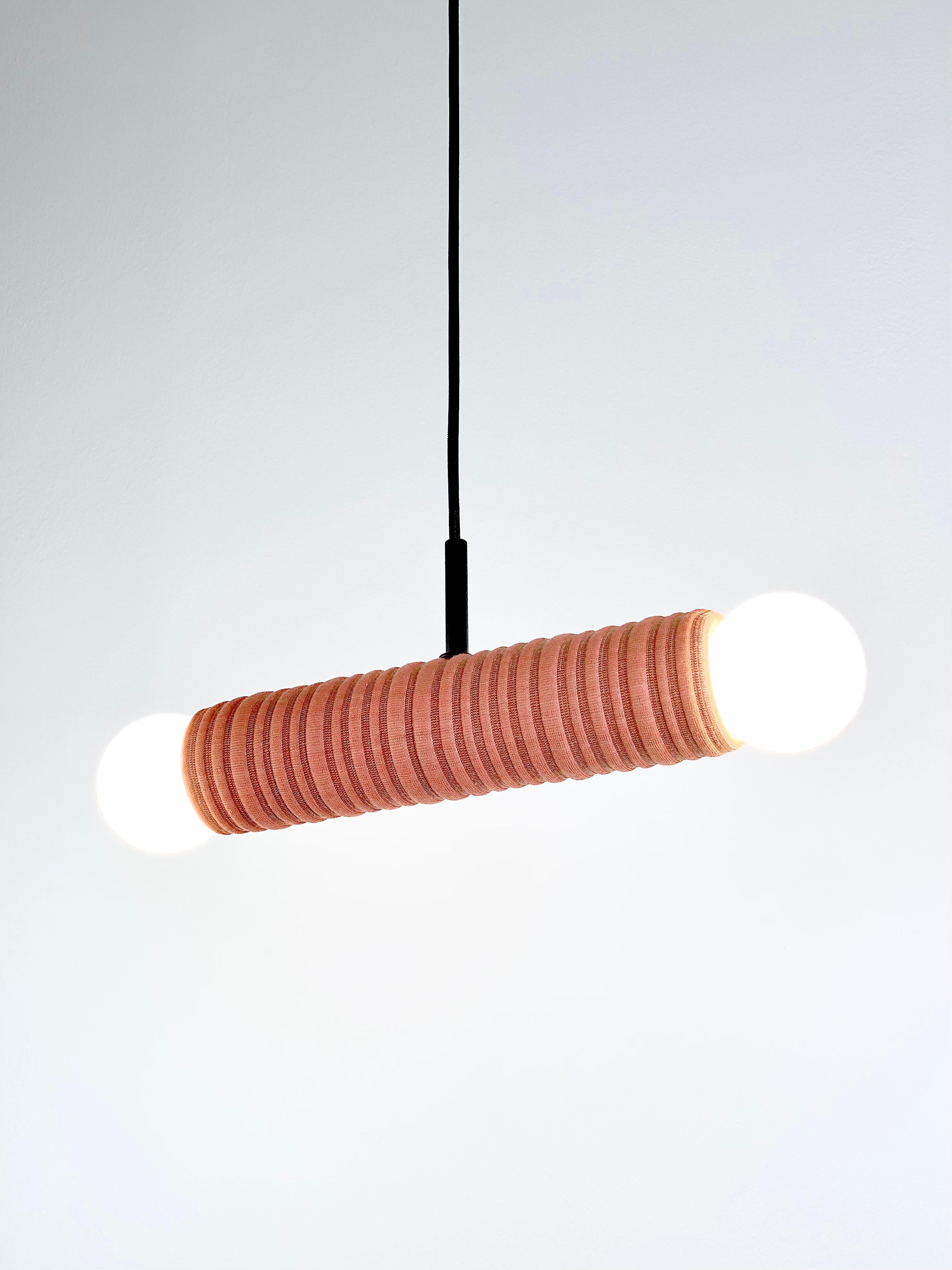 Tedesco Gemini - Sospensione a doppia luce personalizzabile in ceramica e tessuto Kvadrat fatta a mano in vendita