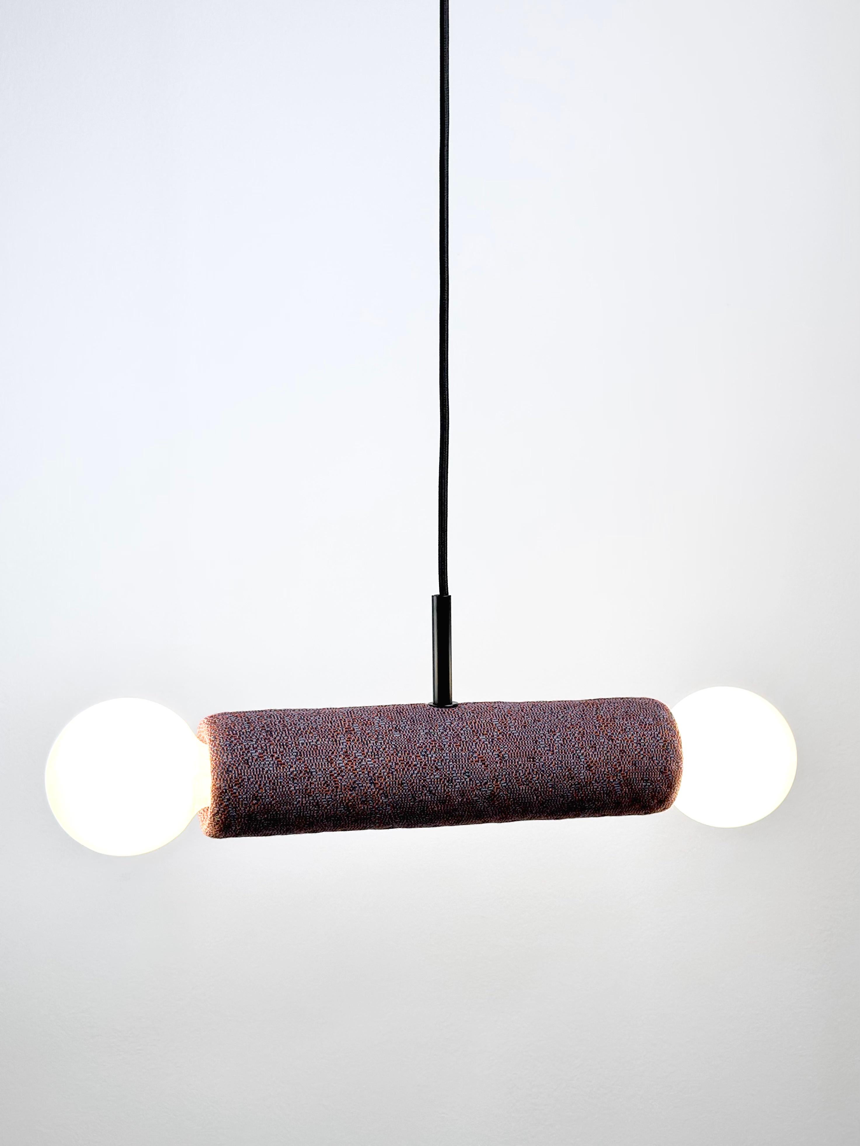 Tedesco Gemini - Lampada a sospensione a doppia luce realizzata a mano in gres ceramico e tessuto Kvadrat in vendita