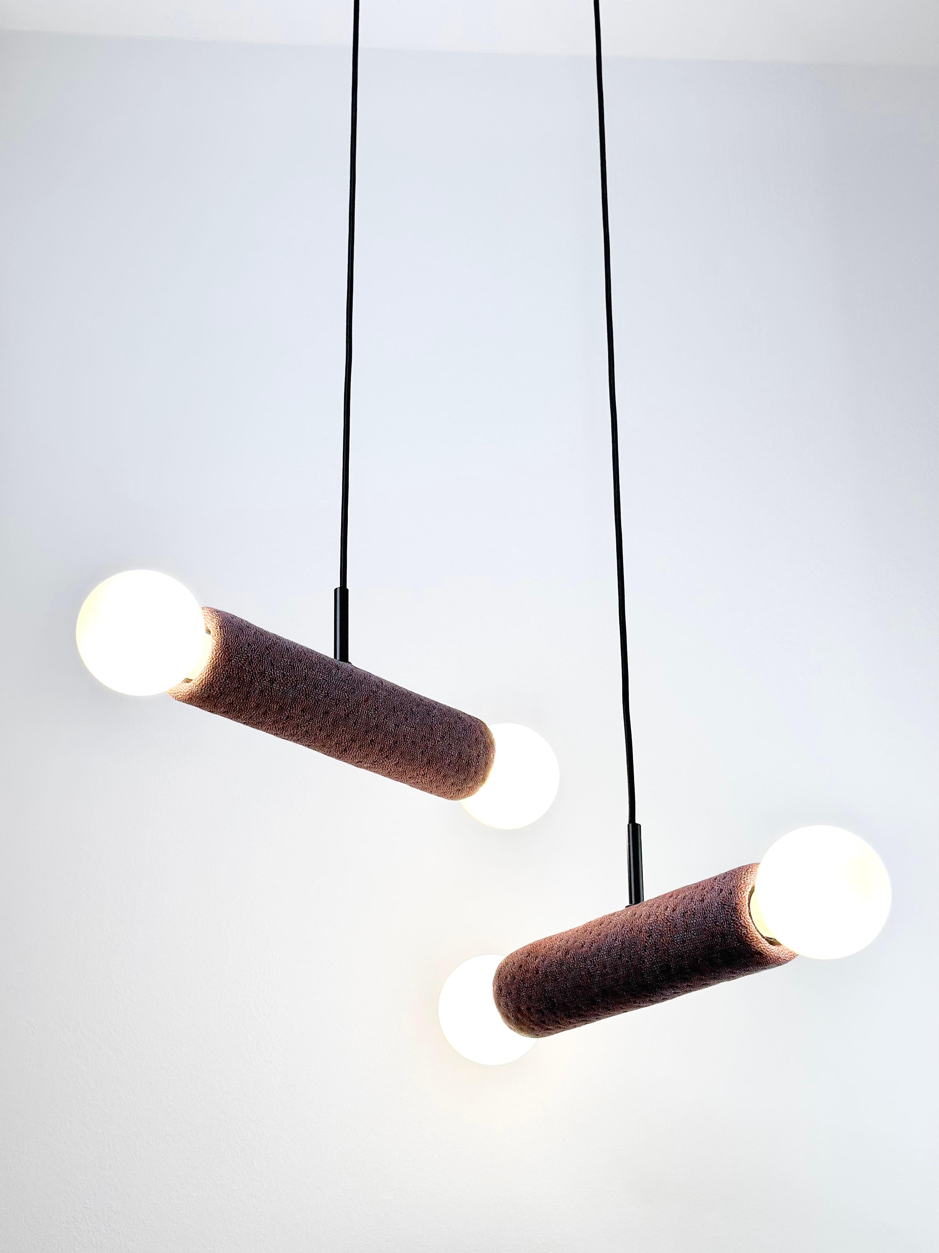 Calco Gemini - Lampada a sospensione a doppia luce realizzata a mano in gres ceramico e tessuto Kvadrat in vendita