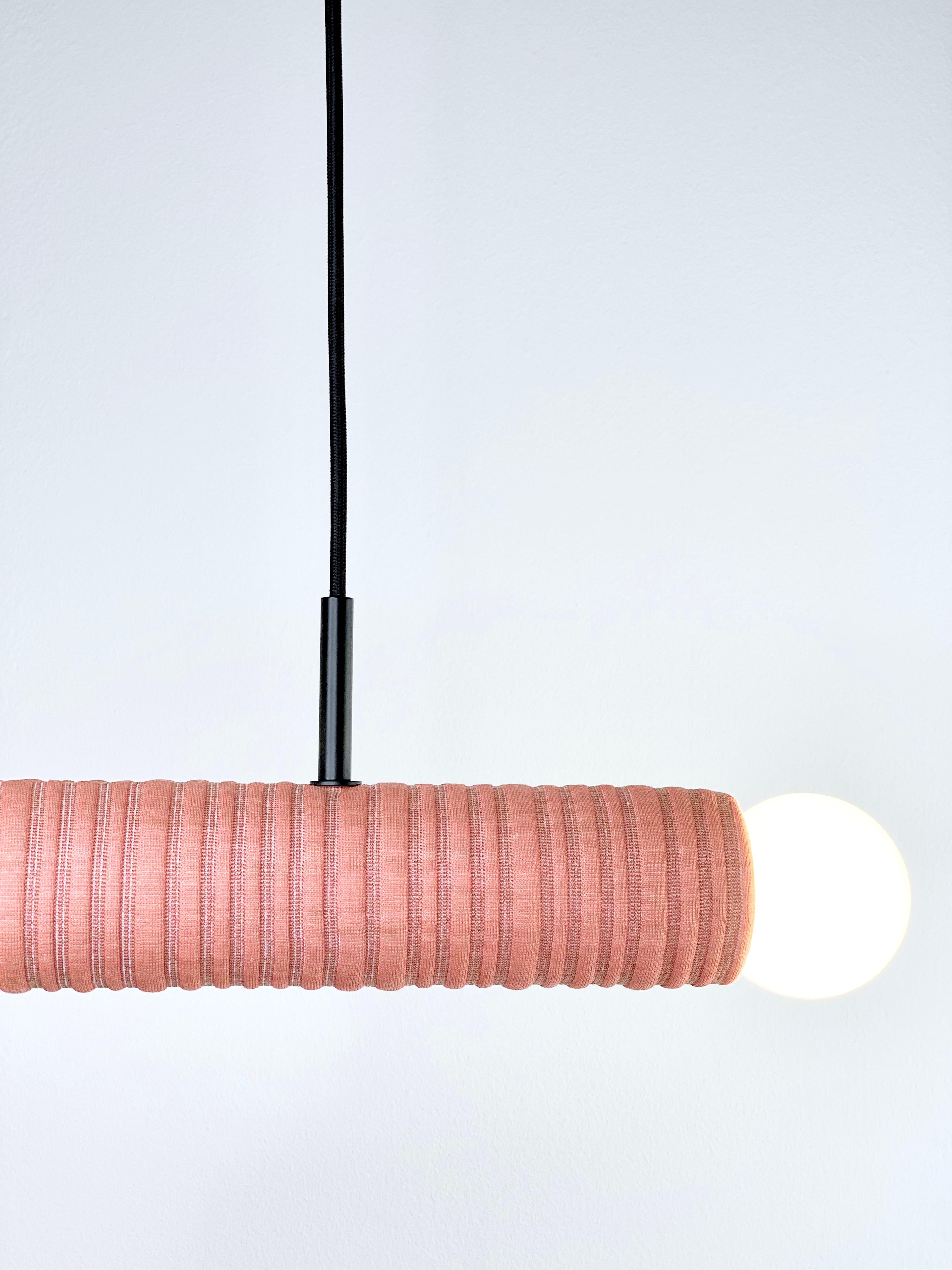 XXI secolo e contemporaneo Gemini - Sospensione a doppia luce personalizzabile in ceramica e tessuto Kvadrat fatta a mano in vendita