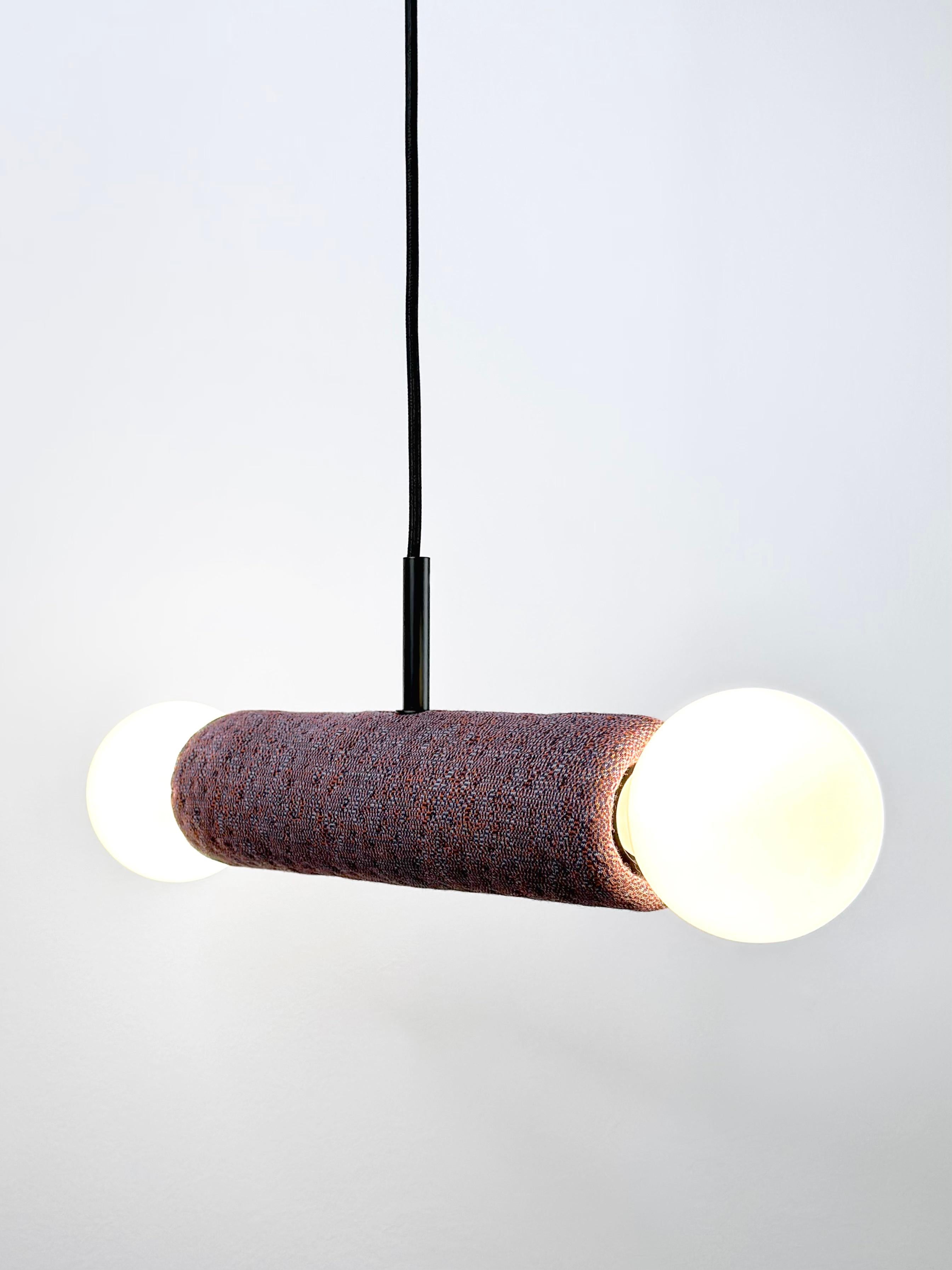 XXI secolo e contemporaneo Gemini - Lampada a sospensione a doppia luce realizzata a mano in gres ceramico e tessuto Kvadrat in vendita