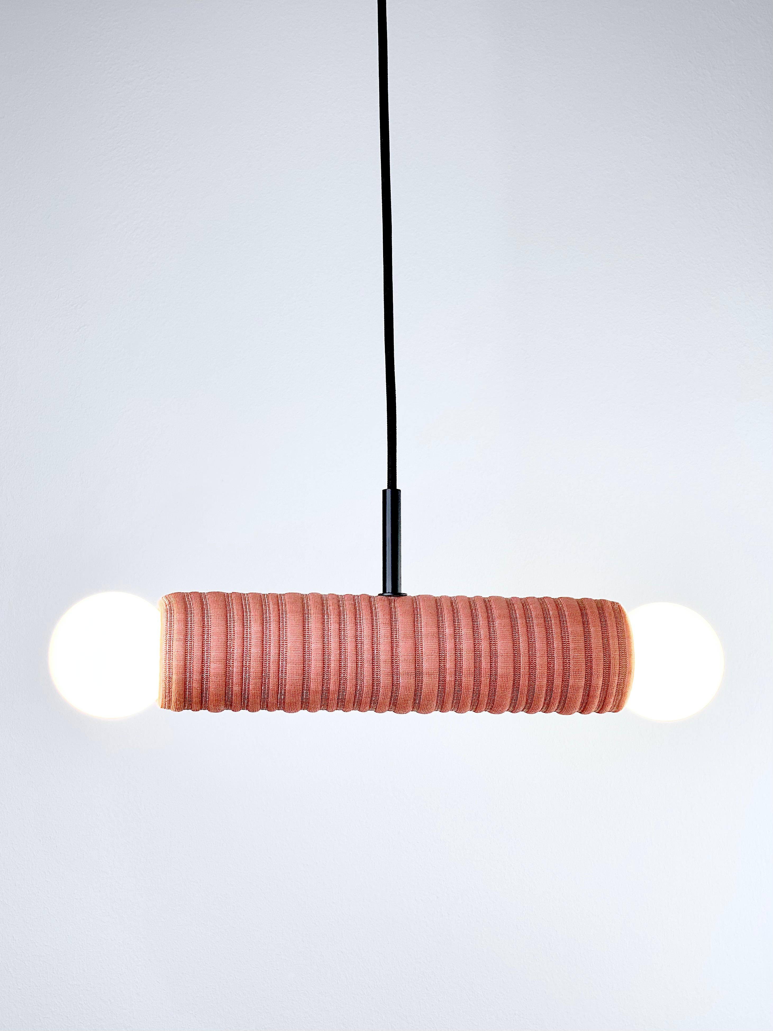 Grès porcellanato Gemini - Sospensione a doppia luce personalizzabile in ceramica e tessuto Kvadrat fatta a mano in vendita