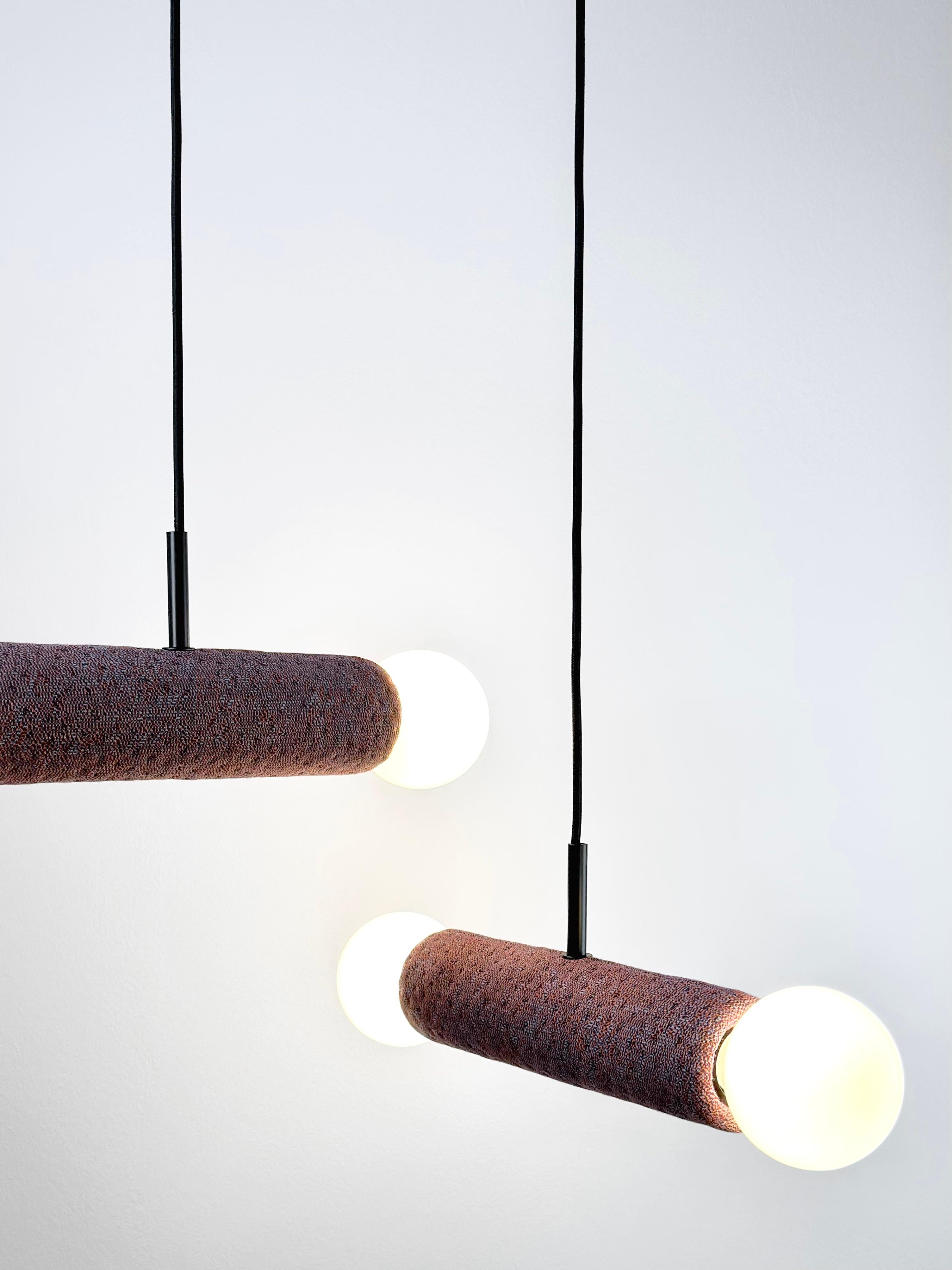 Grès porcellanato Gemini - Lampada a sospensione a doppia luce realizzata a mano in gres ceramico e tessuto Kvadrat in vendita