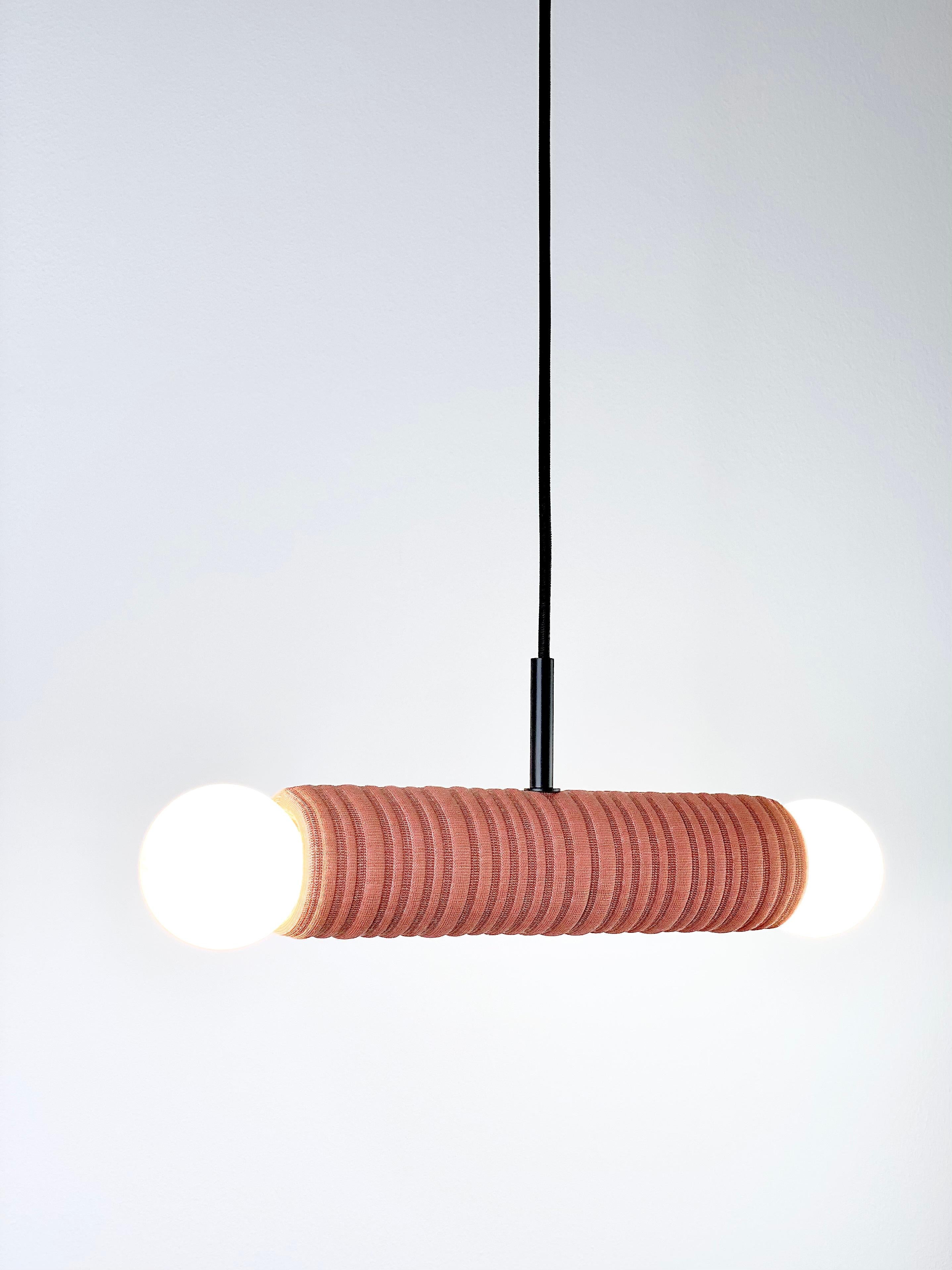 Gemini - Sospensione a doppia luce personalizzabile in ceramica e tessuto Kvadrat fatta a mano in vendita 1