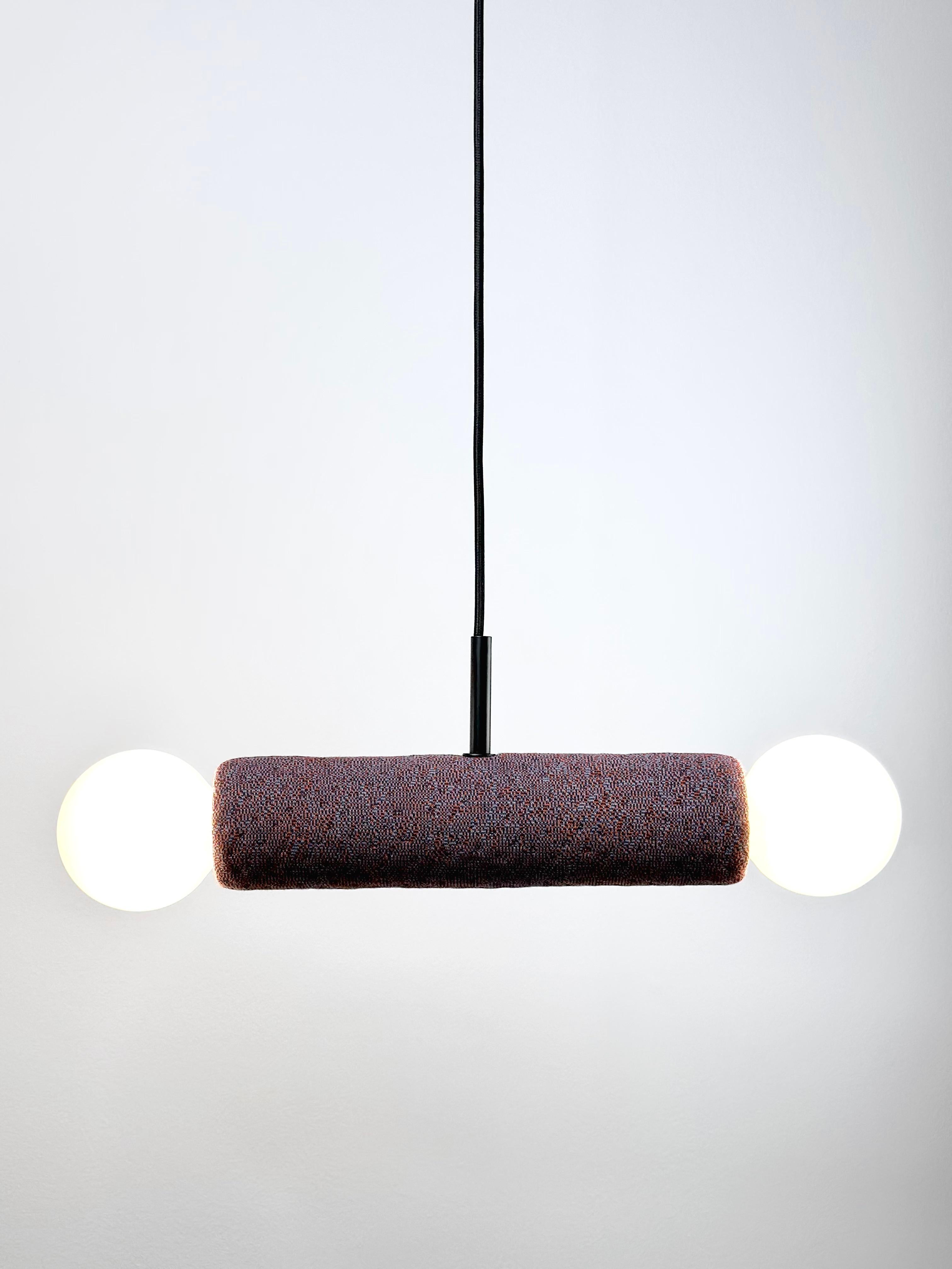 Gemini - Lampada a sospensione a doppia luce realizzata a mano in gres ceramico e tessuto Kvadrat in vendita 1