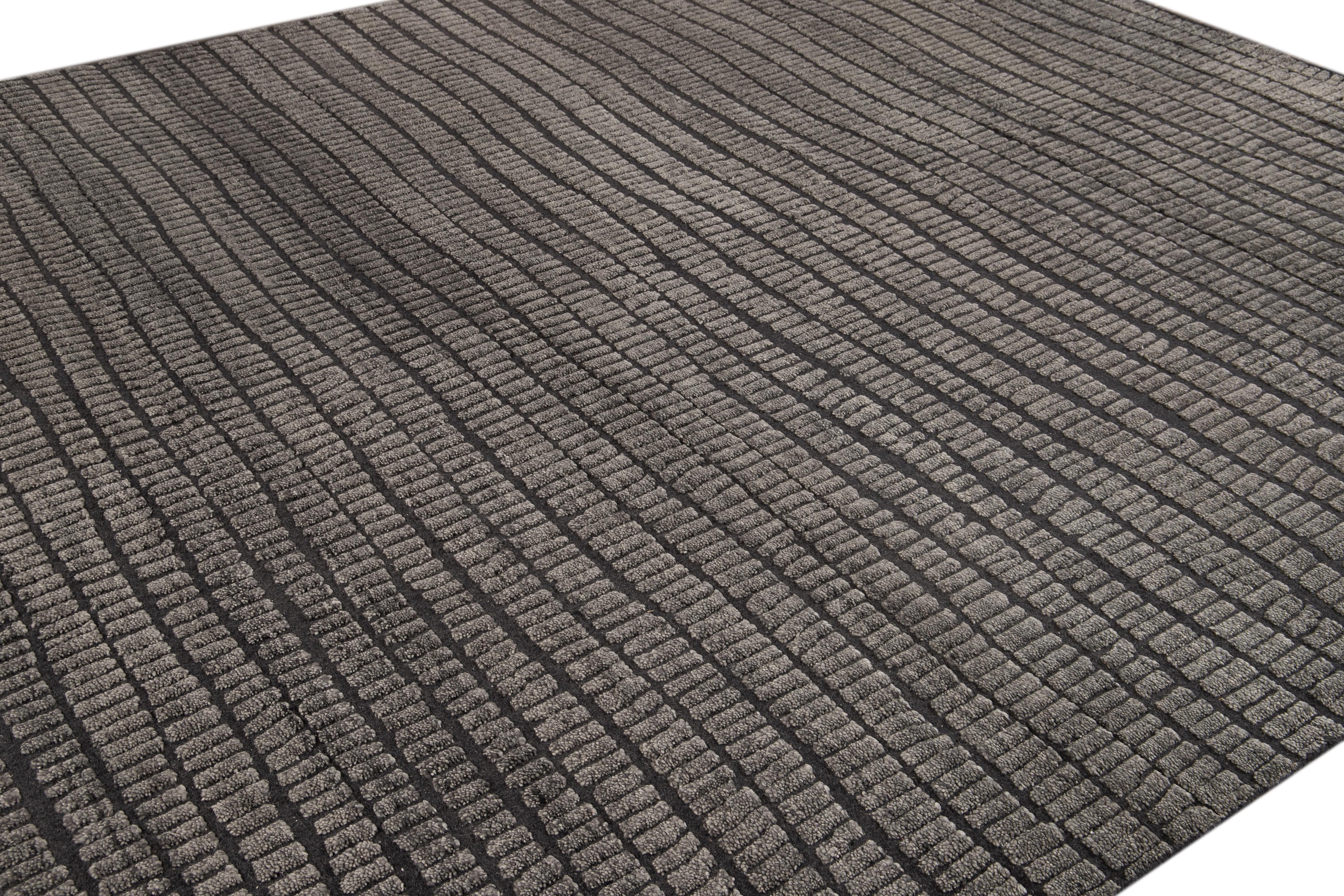 Contemporary Textured High Low Wool Rug In Dark Grey  (Moderne) im Angebot