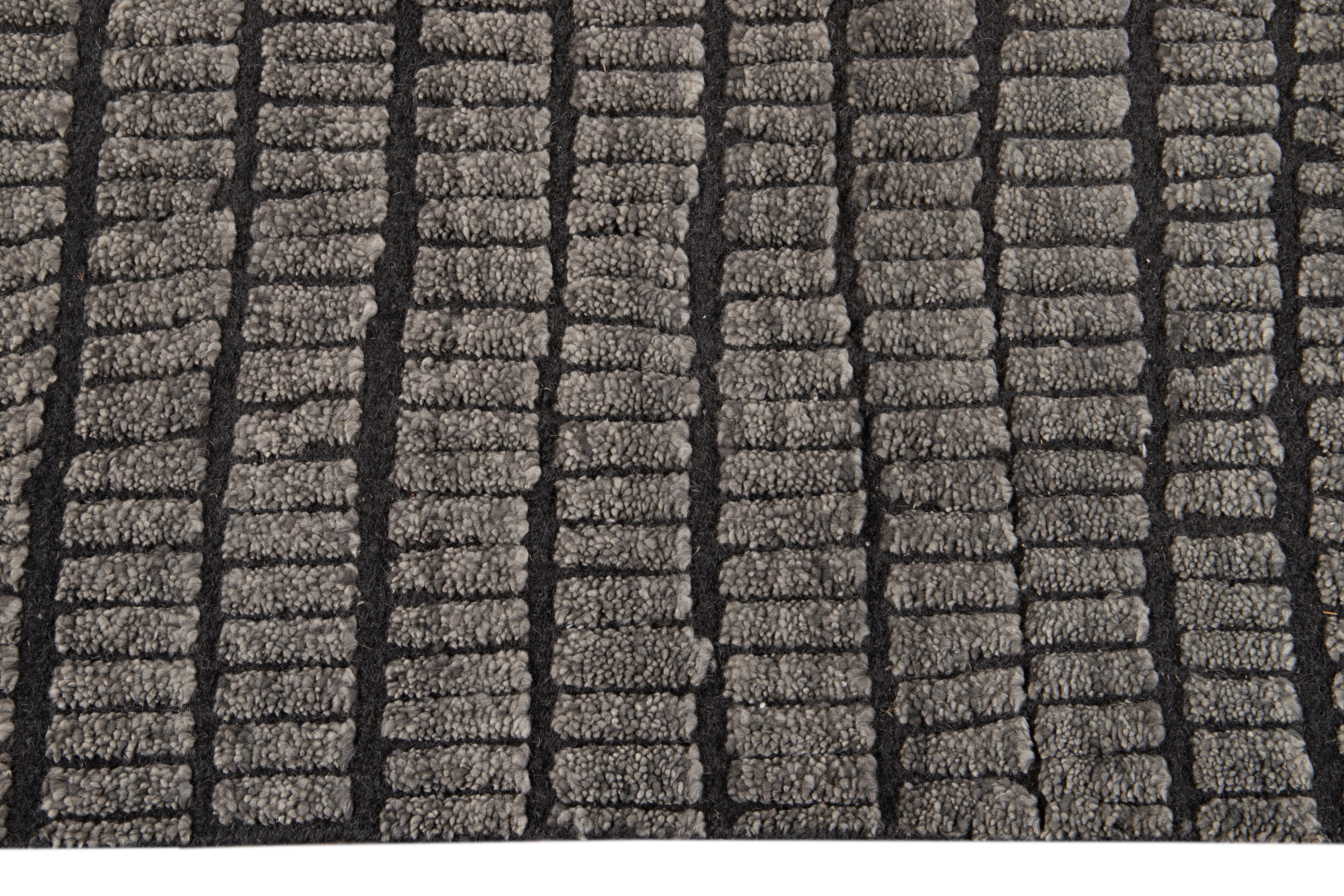 Contemporary Textured High Low Wool Rug In Dark Grey  (Indisch) im Angebot