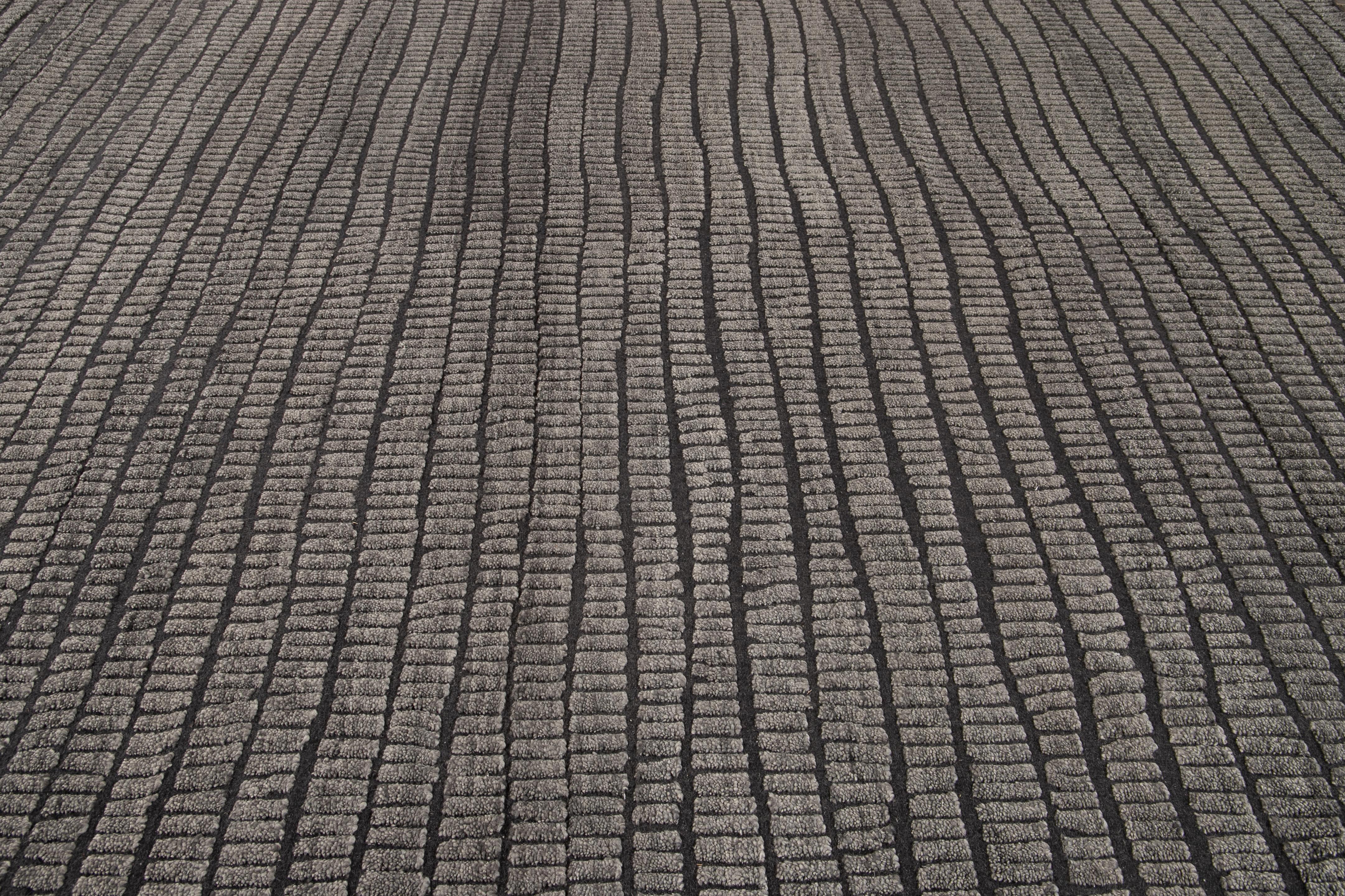 Contemporary Textured High Low Wool Rug In Dark Grey  (Handgeknüpft) im Angebot