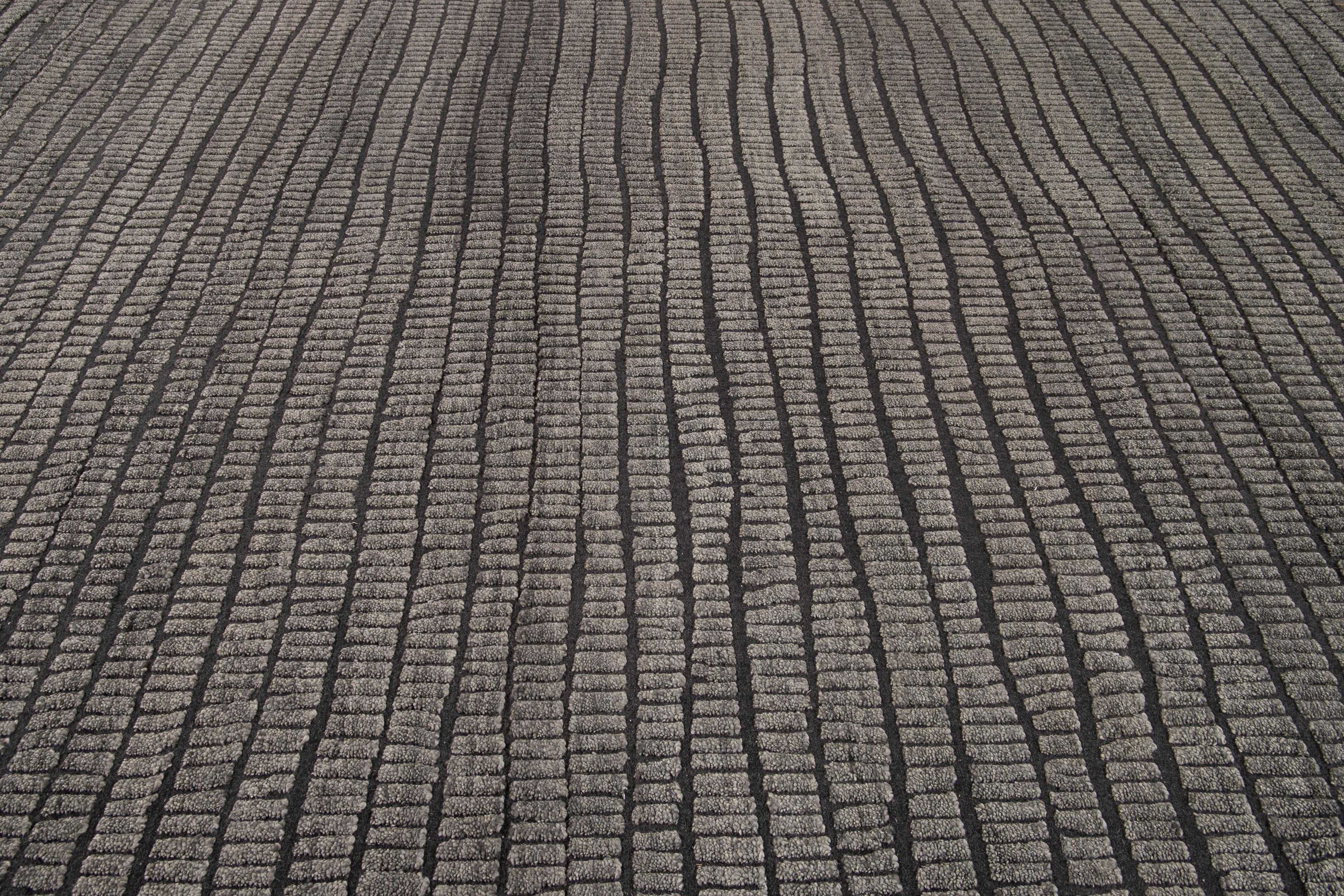 Contemporary Textured High Low Wool Rug In Dark Grey (Handgeknüpft) im Angebot