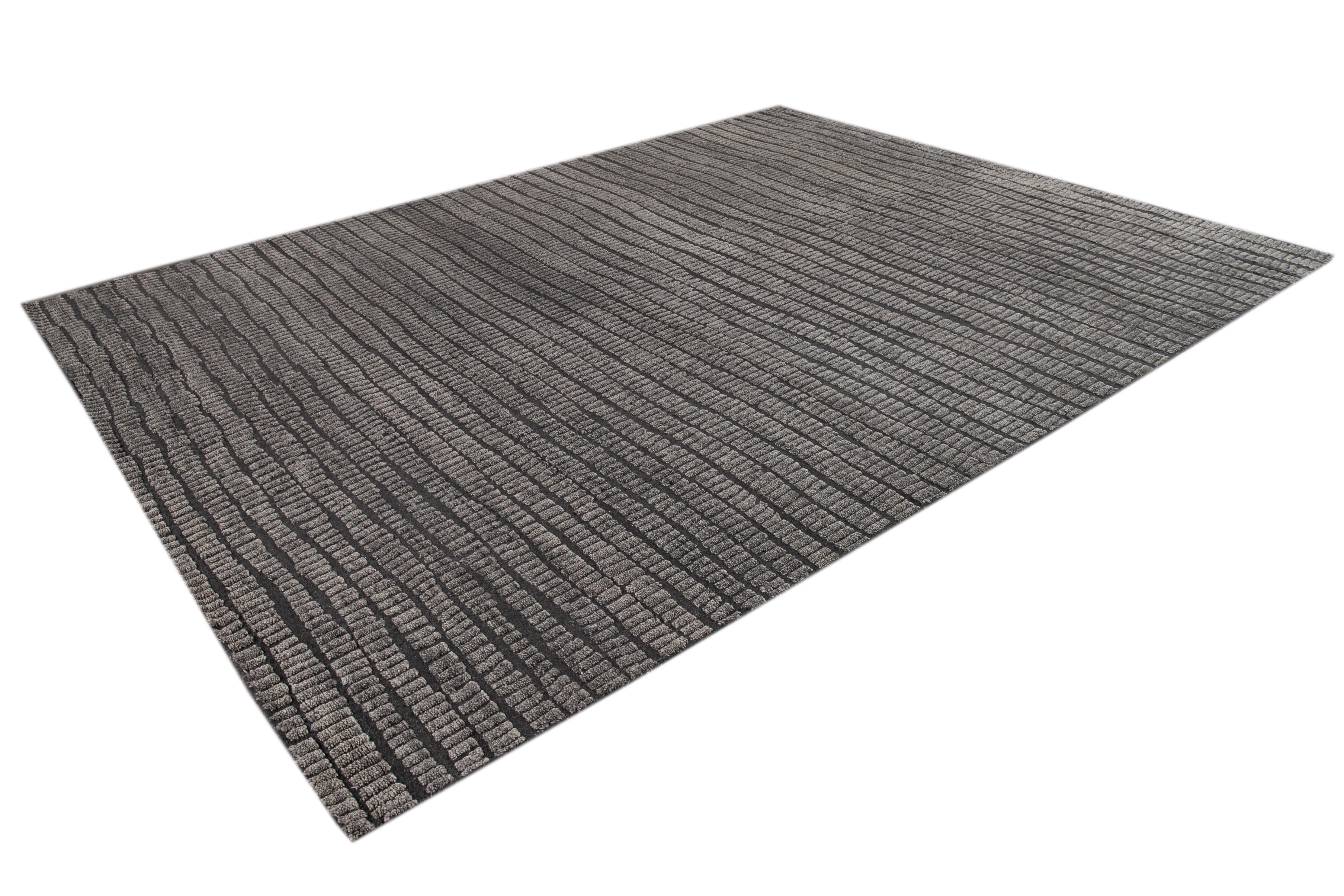 Contemporary Textured High Low Wool Rug In Dark Grey  In New Condition For Sale In Norwalk, CT