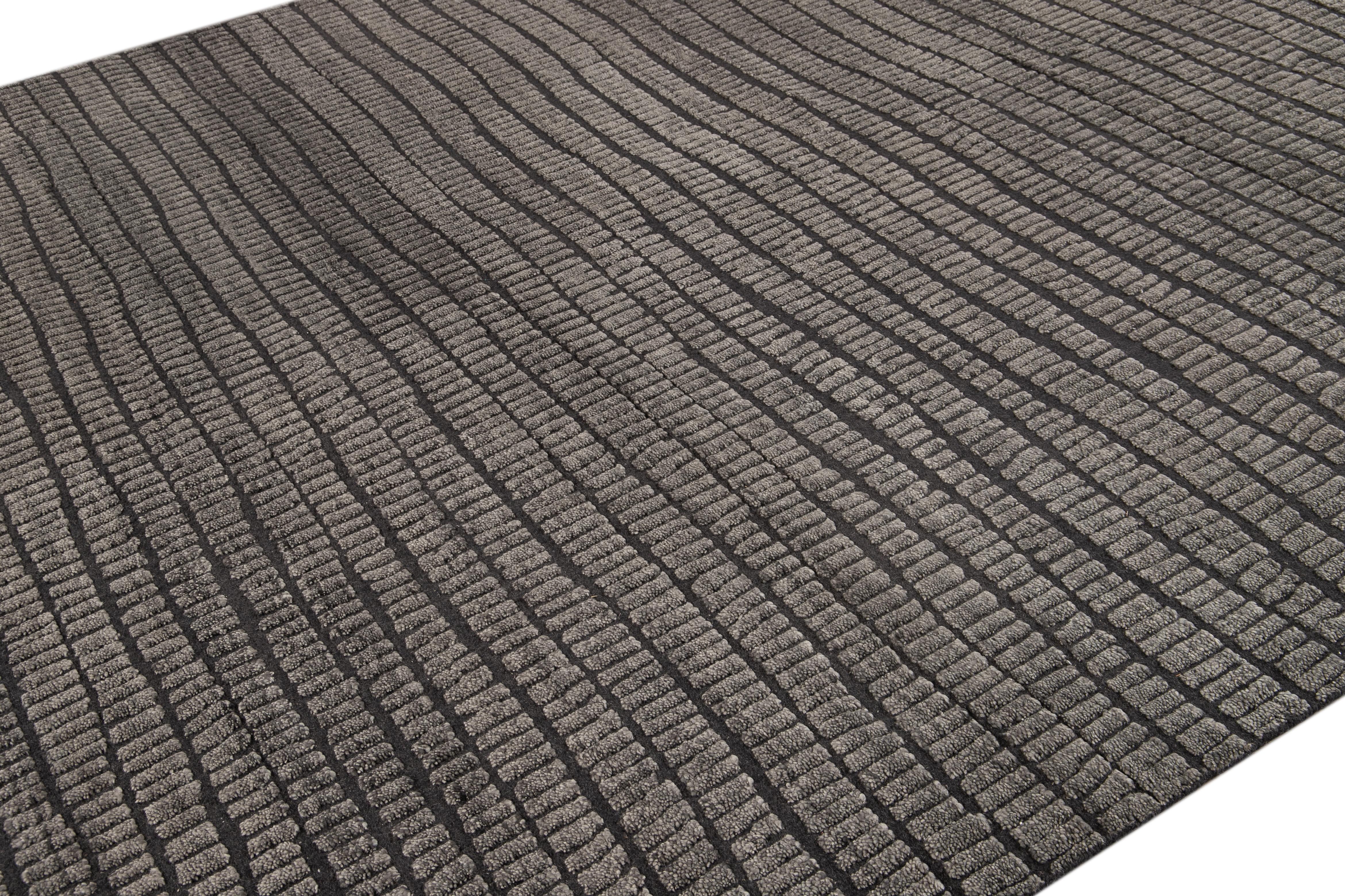 Contemporary Textured High Low Wool Rug In Dark Grey (Wolle) im Angebot