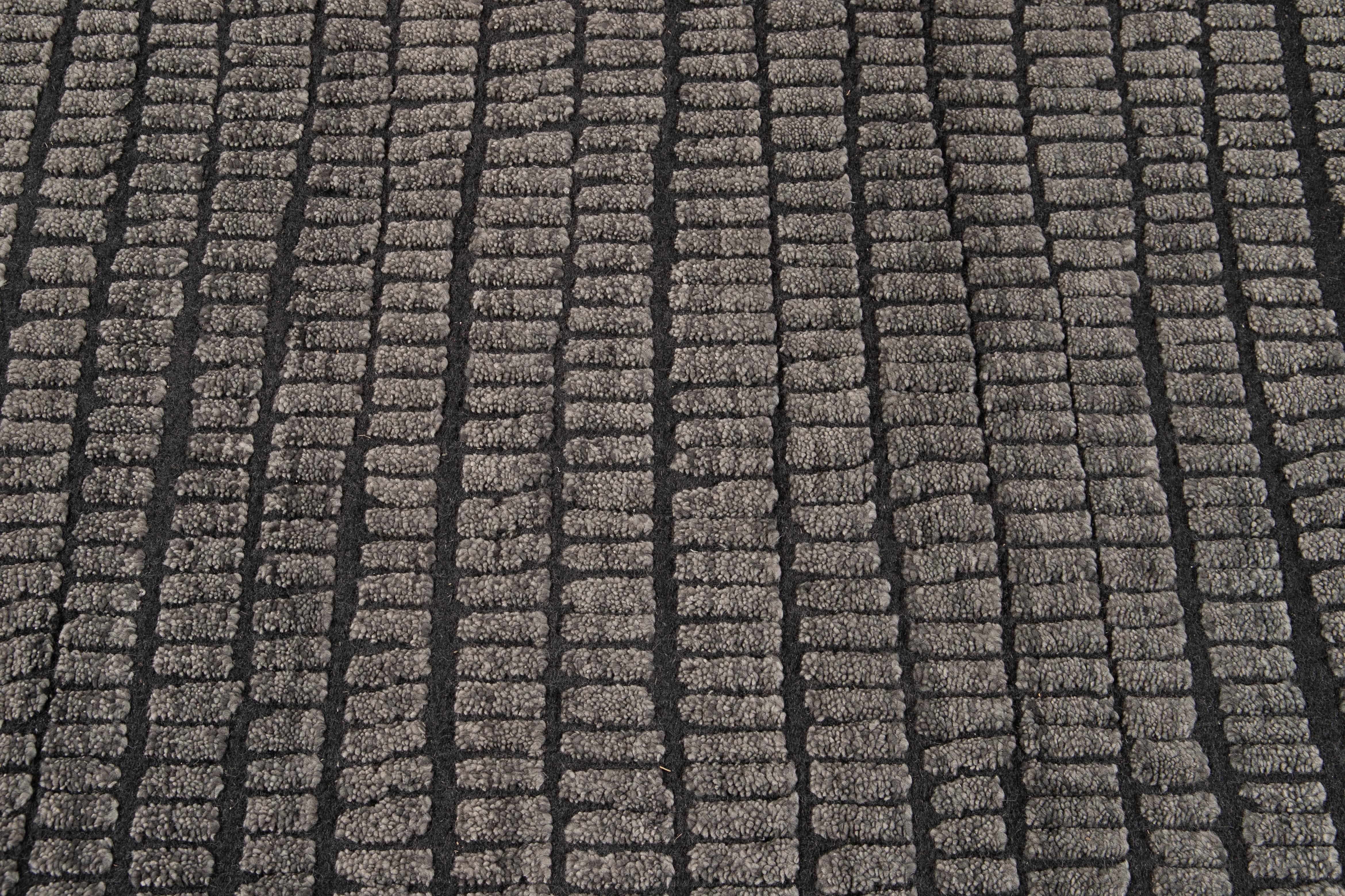 Contemporary Textured High Low Wool Rug In Dark Grey  im Angebot 1