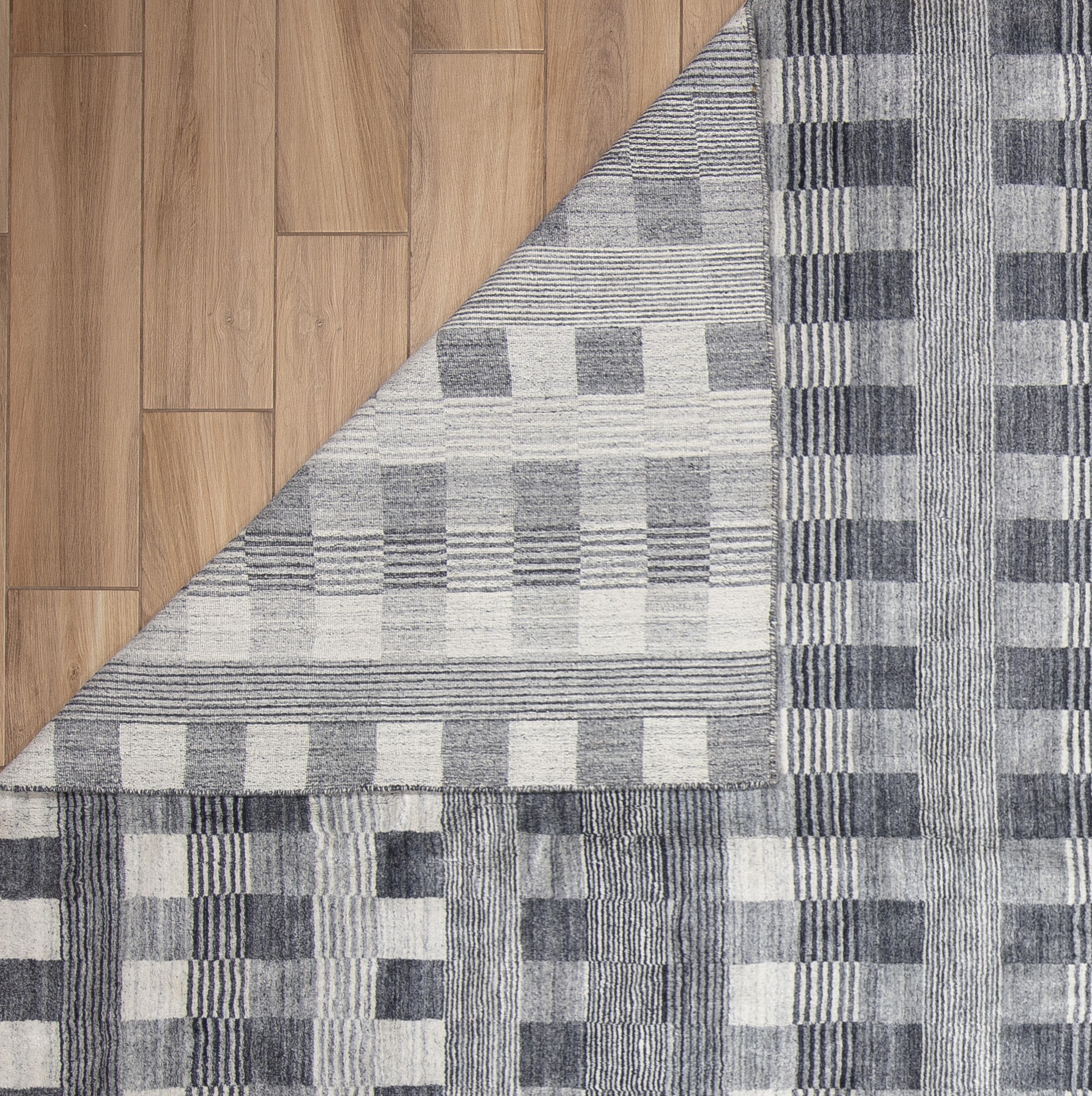 Hand-Woven 21st Century Contemporary Transitional Rug For Sale