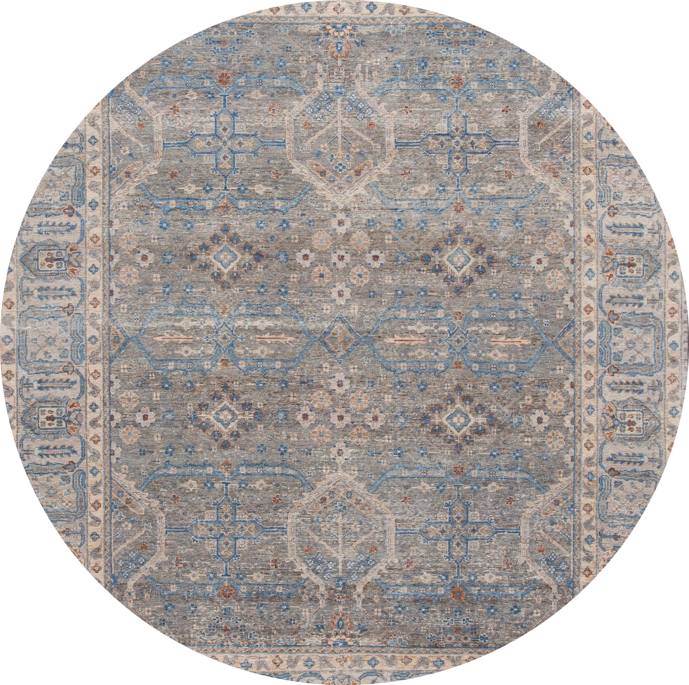 Magnifique tapis indien moderne en laine nouée à la main, avec un champ gris, des accents bleus, bruns et ivoires et un motif géométrique sur toute la surface.

Ce tapis mesure 7' 10