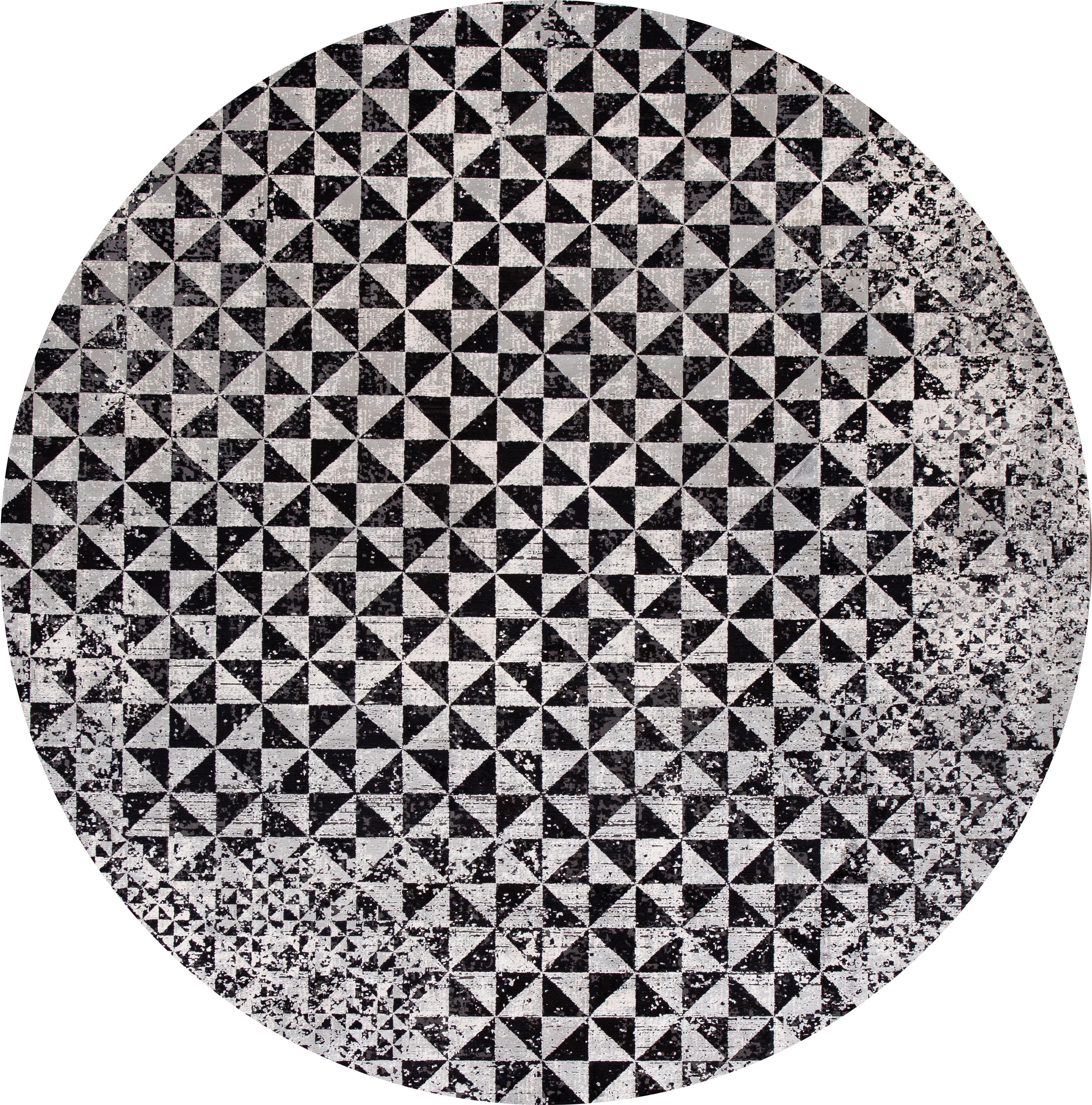 Precioso diseño abstracto contemporáneo hecho a mano con un campo gris y detalles en blanco y negro.
Esta alfombra mide 7'8'' x 11'3''.