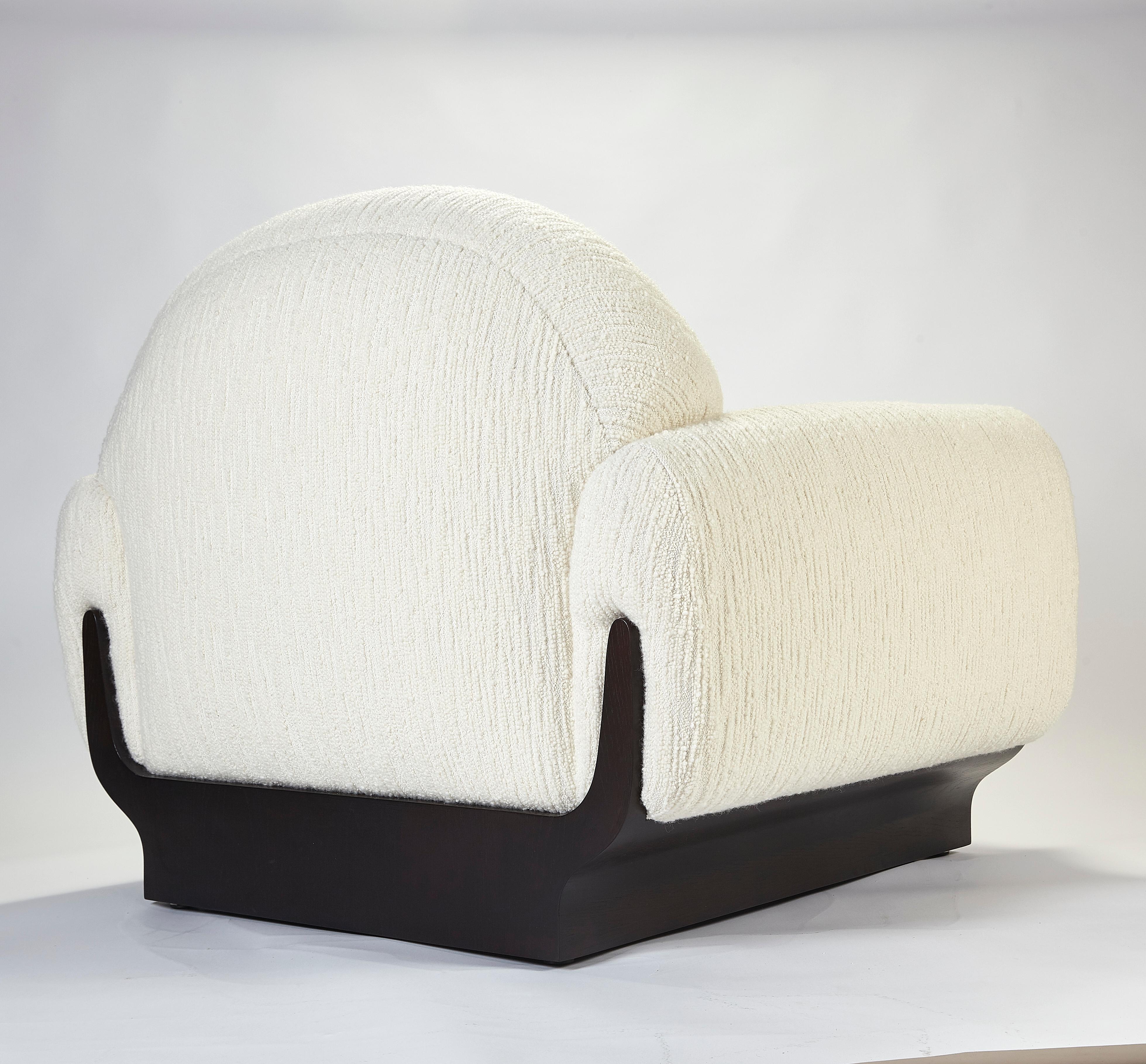 Sillón Copacabana Siglo XXI, base de roble oscurecido, by Duistt Portugués en venta