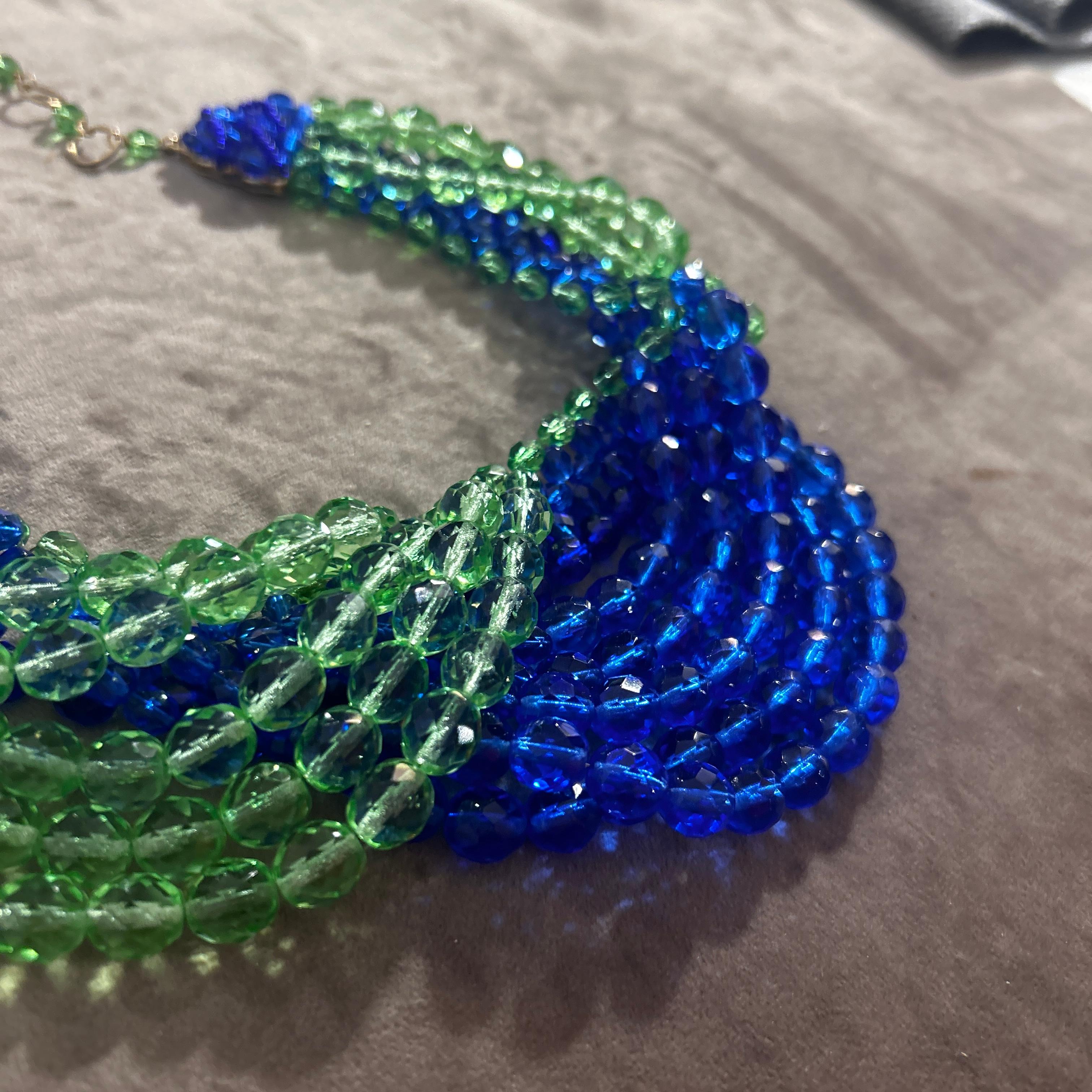 La collana di Coppola e Toppo è caratterizzata da un drammatico gioco di perle di cristallo blu cobalto e verde chiaro, disposte in un design intrecciato e riccamente stratificato. I fili multipli di perline sfaccettate sono intricatamente