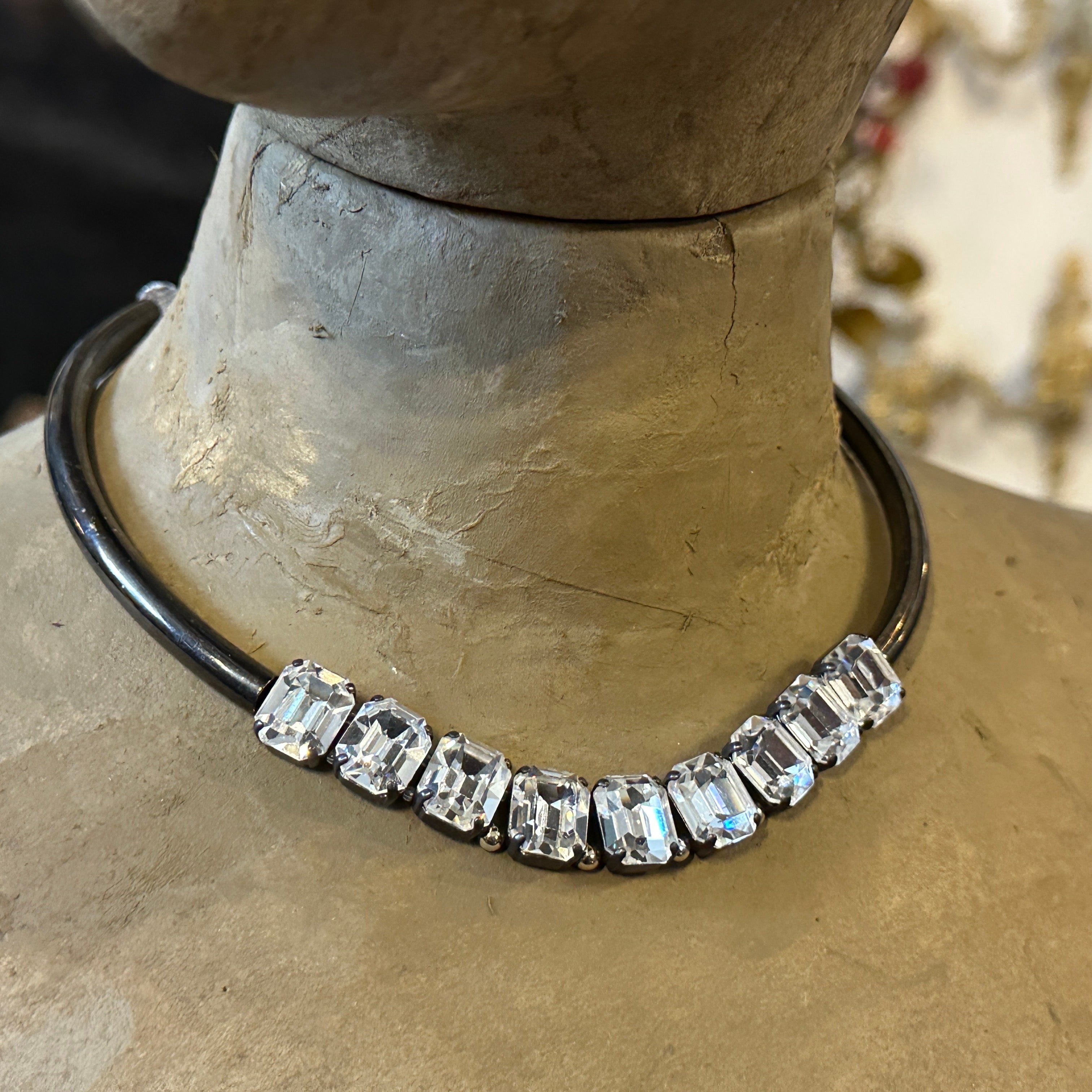 Questa splendida collana del XXI secolo di Coppola e Toppo presenta un design audace e sofisticato, con una serie di cristalli abbaglianti dal taglio smeraldo. Conosciuti per la loro precisione geometrica e l'eleganza senza tempo, i cristalli taglio