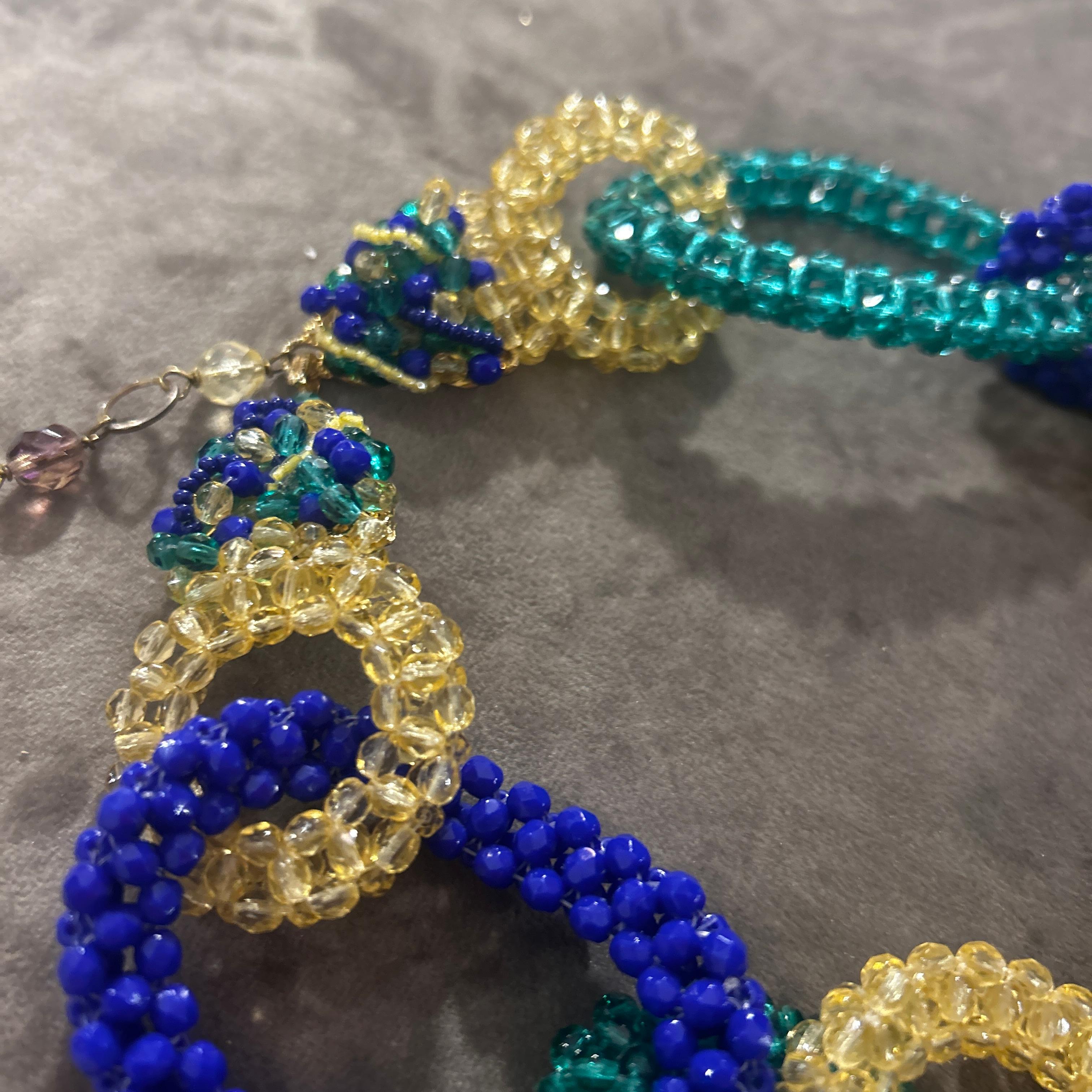  Questa collana audace e moderna di Coppola e Toppo celebra i colori vivaci, l'artigianato intricato e l'arte italiana. Realizzato nel 21° secolo, questo pezzo reinventa il classico design a catena con un tocco esuberante. Ogni maglia di questa
