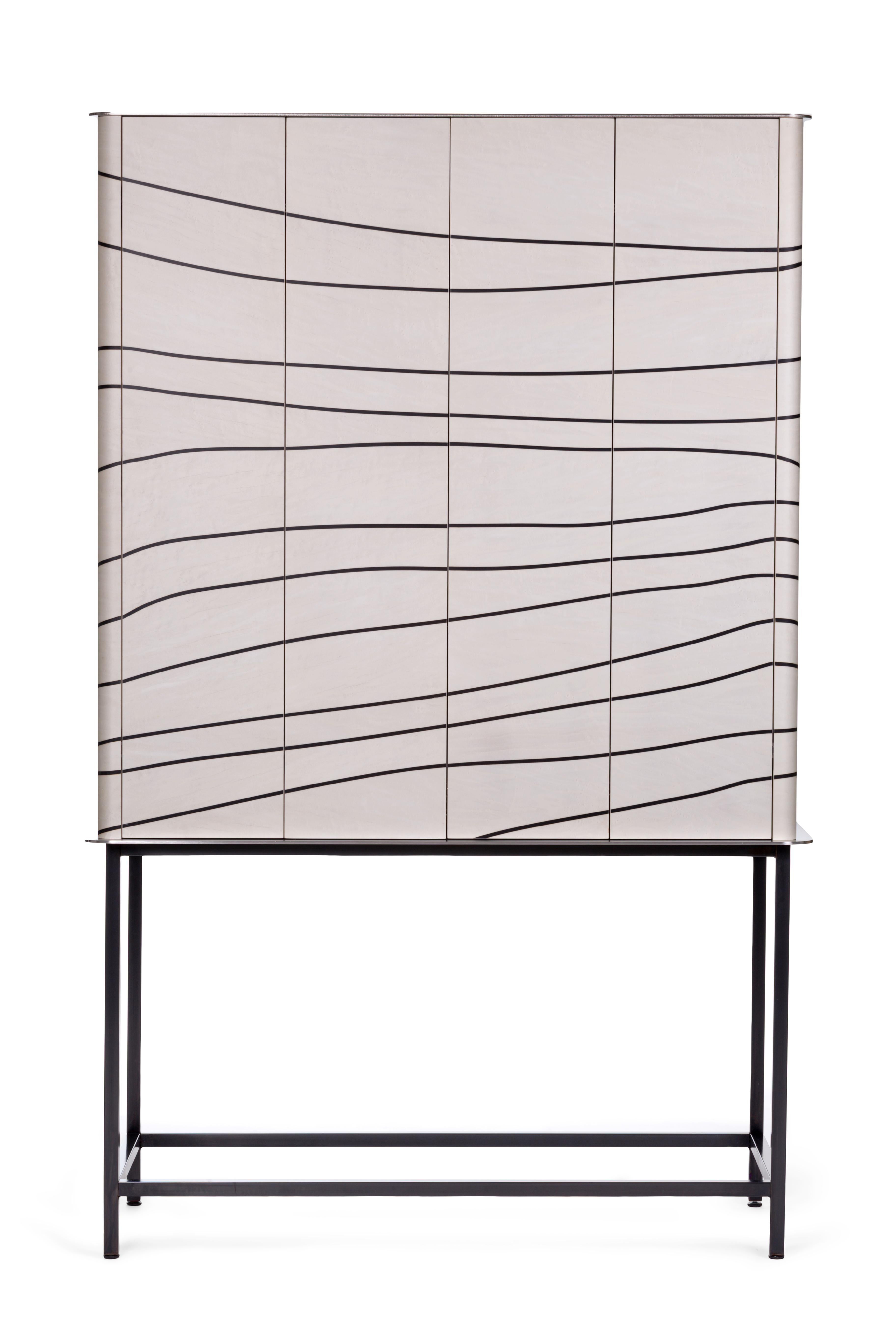 Inspiré d'anciens cabinets de luxe européens et retravaillé dans un style contemporain, le cabinet de salon Corde naît de l'idée de Stefano Trapani de créer un meuble moderne et raffiné en utilisant l'ancienne technique de la marqueterie de bois.