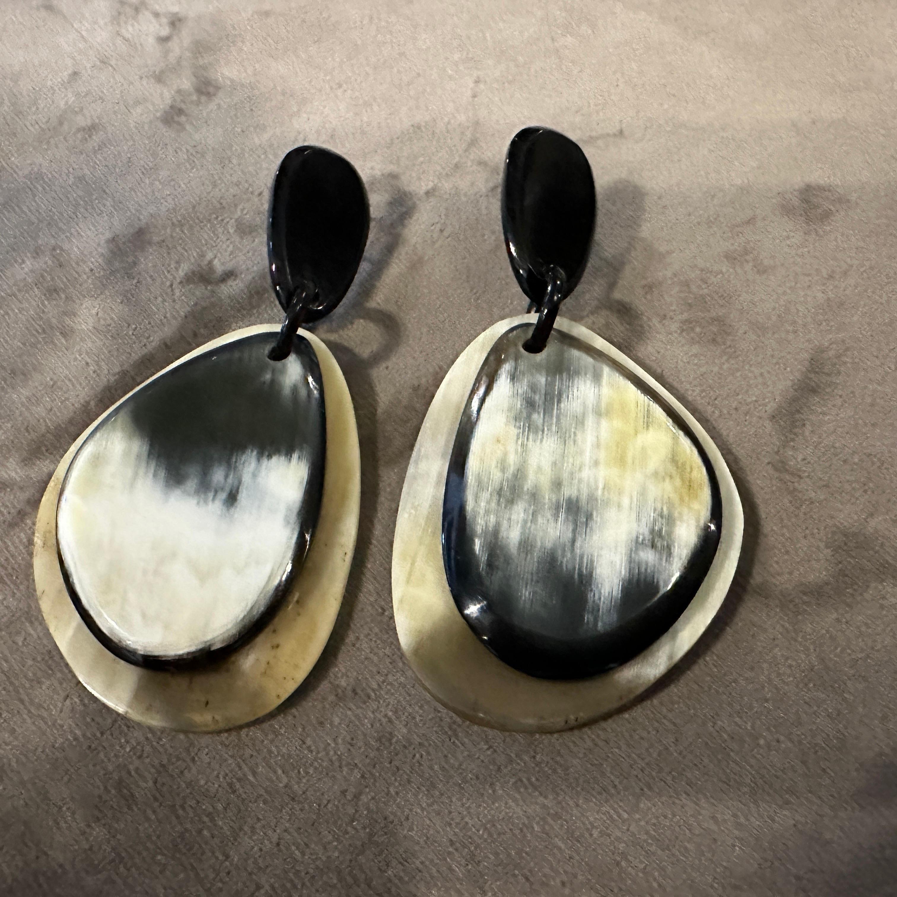 Questi orecchini di bigiotteria italiana, eleganti e moderni, sono un esempio lampante di design contemporaneo. Realizzati in osso lucido, gli orecchini presentano una sofisticata Silhouette a goccia. Ogni orecchino è composto da due forme a goccia