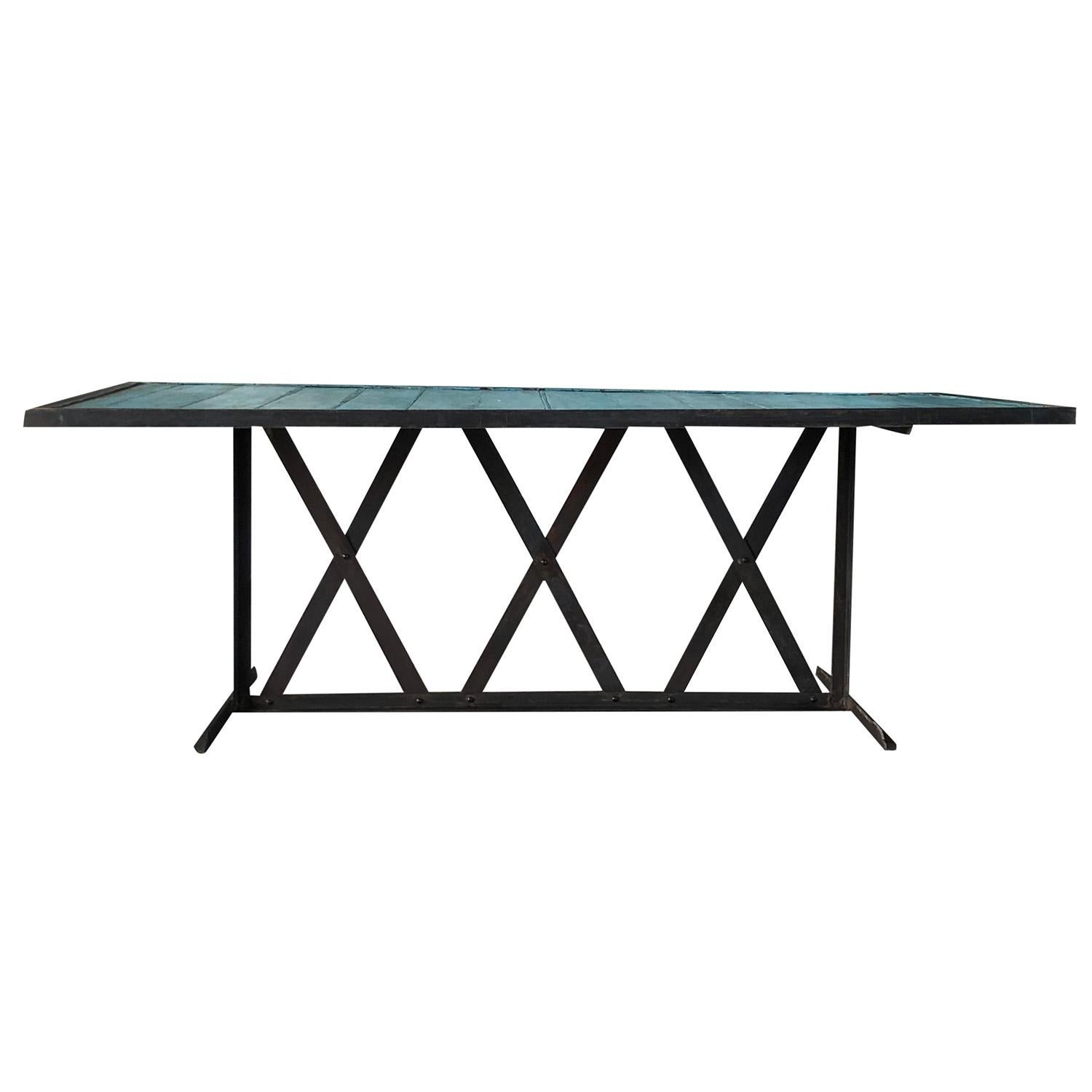 Table de salle à manger rectangulaire en fer de couleur turquoise, avec des lattes en bois peint, provenant du sud de la France. Légère décoloration, rayures. Usure conforme à l'âge et à l'utilisation. Circa 21ème siècle. 