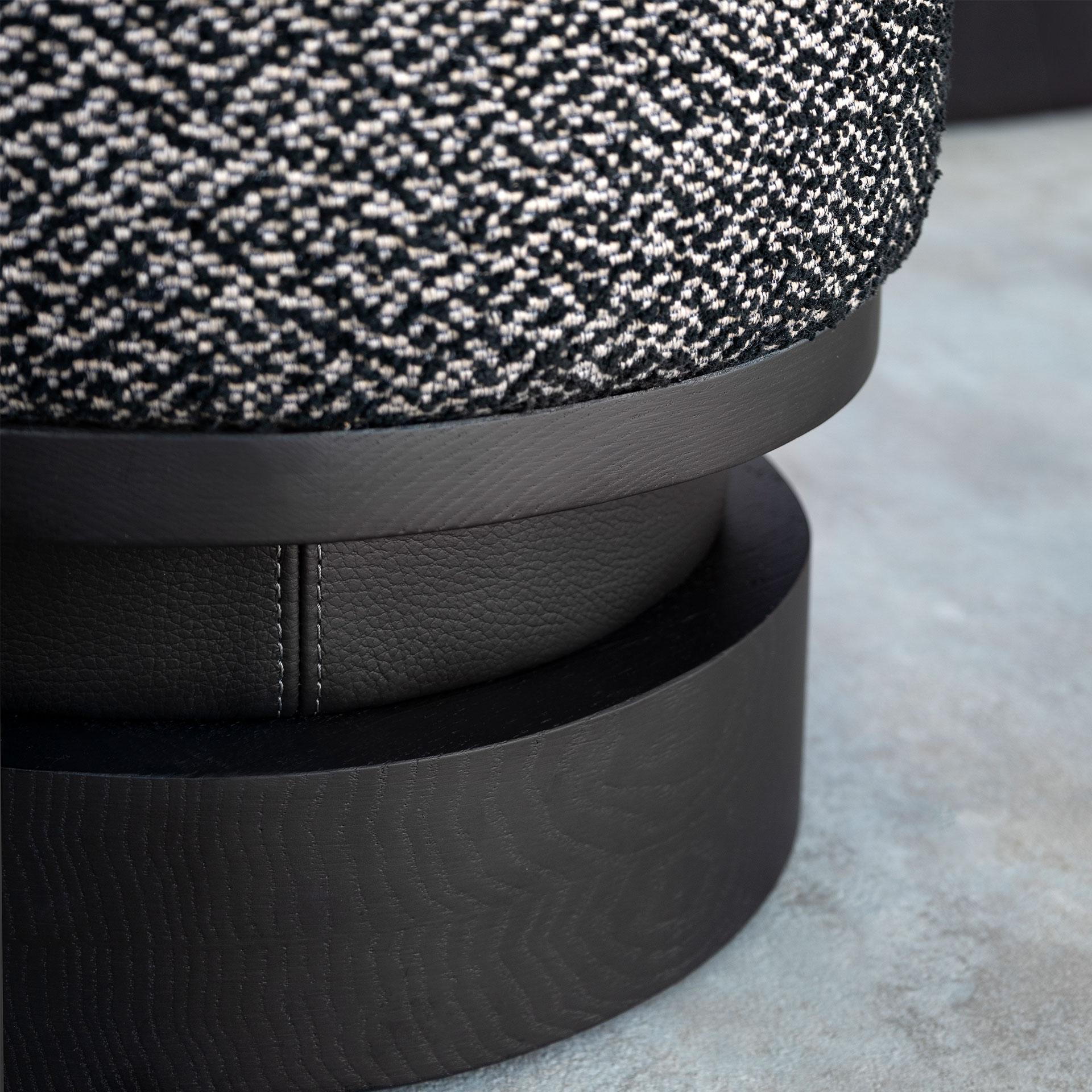 Velours Tabouret Wyo du 21e siècle, fabriqué à la main au Portugal par Porus Studio en vente