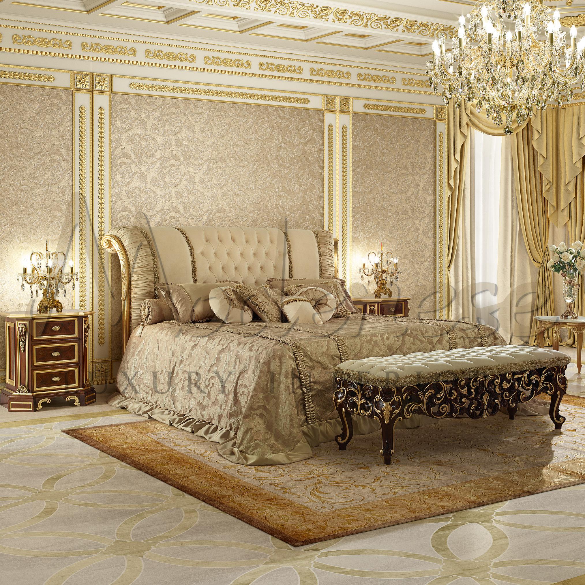 Fait main Lit double beige crème du 21e siècle par Modenese Gastone, tête de lit tapissée en vente
