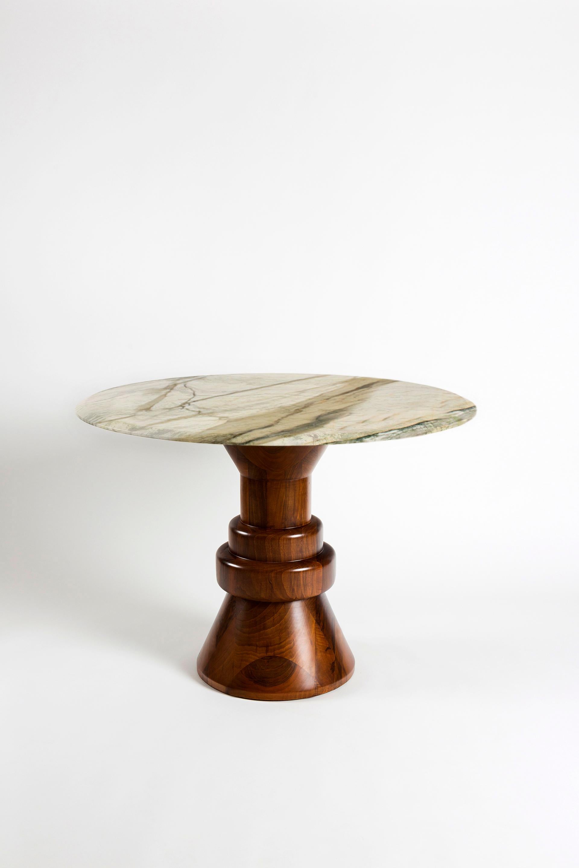 Marbre Table de salle à manger ronde en marbre crème du 21e siècle avec base sculpturale en bois noir en vente