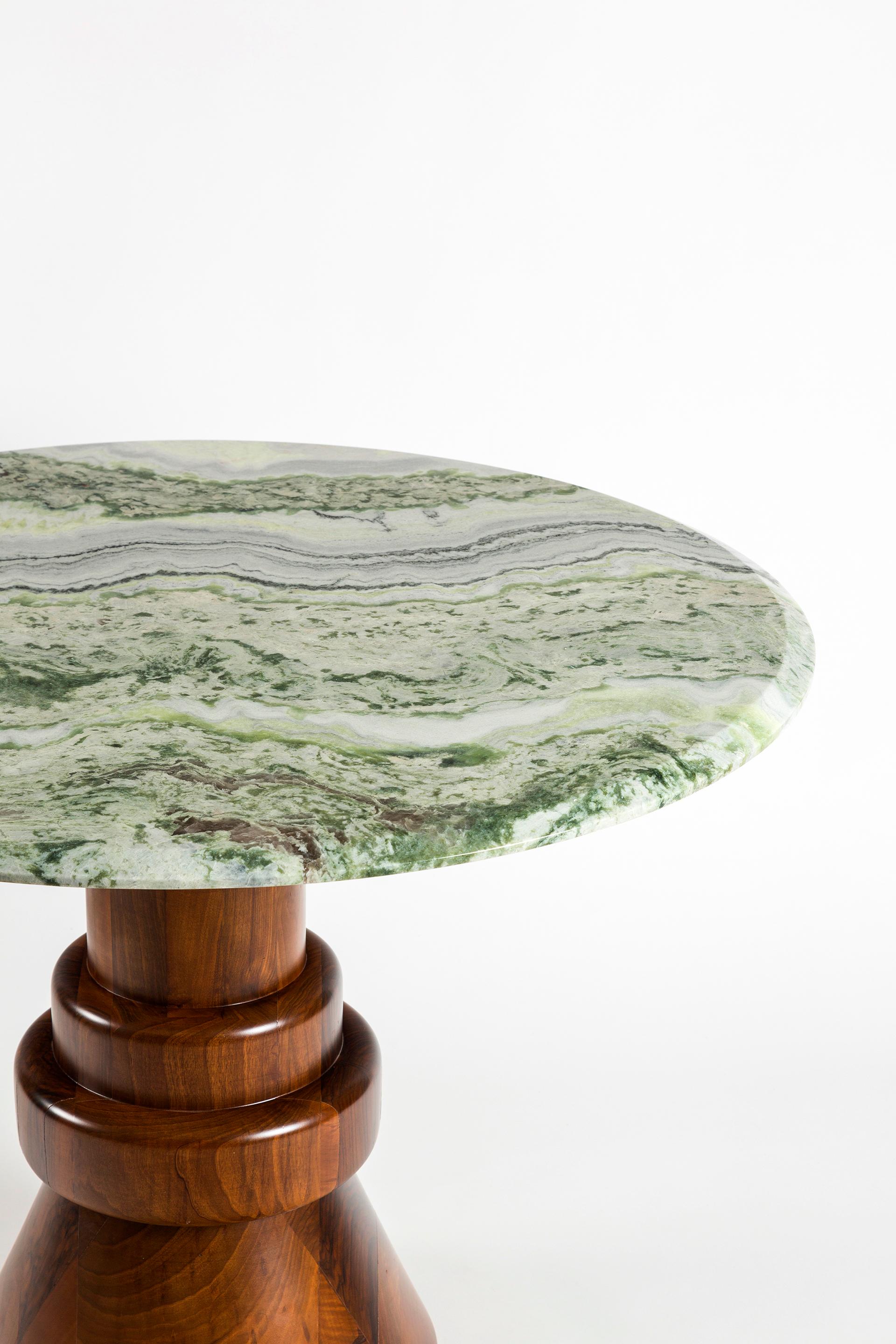 Runder Esstisch aus cremefarbenem Marmor des 21. Jahrhunderts mit skulpturalem Holzsockel (Holzarbeit) im Angebot