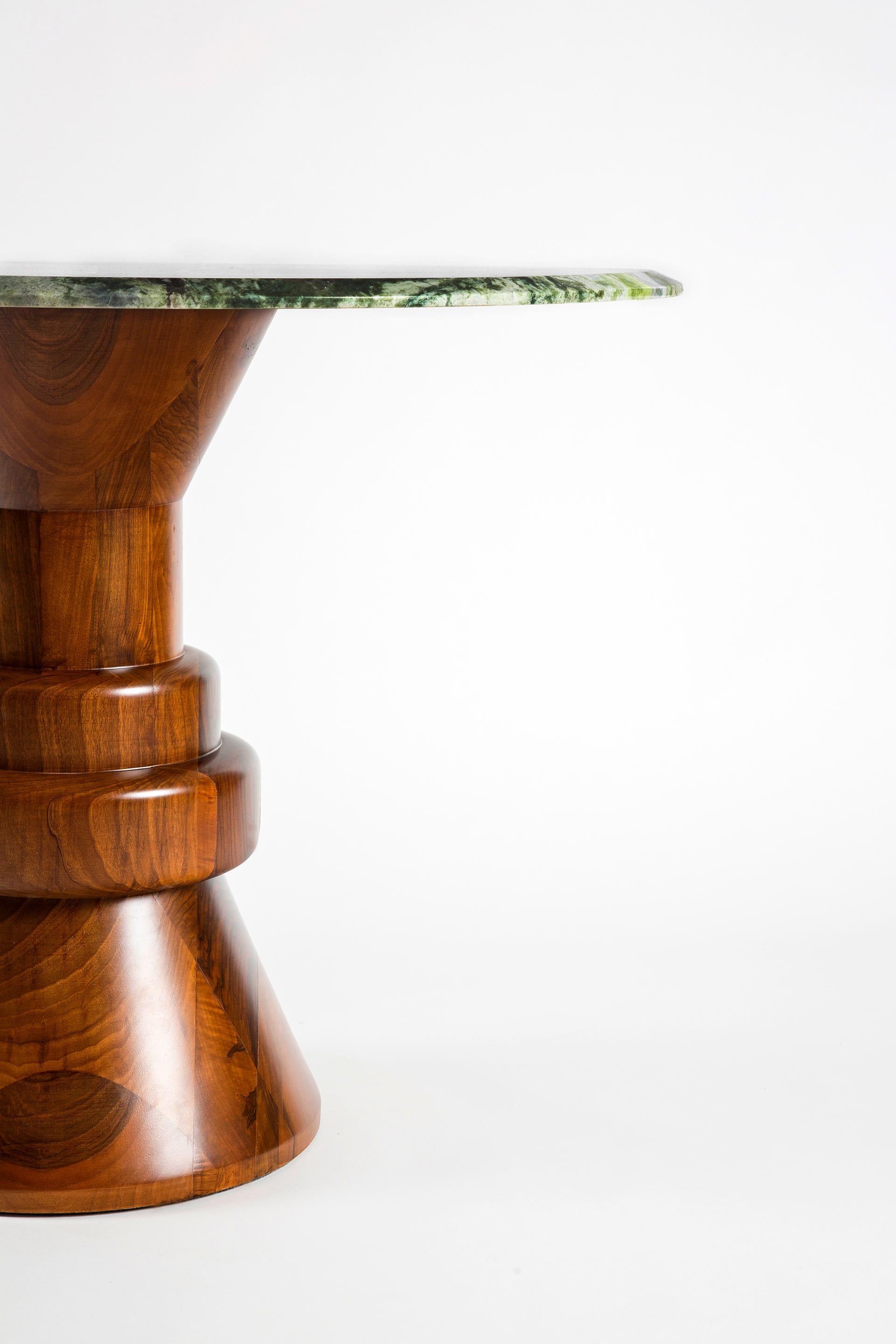 Runder Esstisch aus cremefarbenem Marmor des 21. Jahrhunderts mit skulpturalem Holzsockel im Angebot 1
