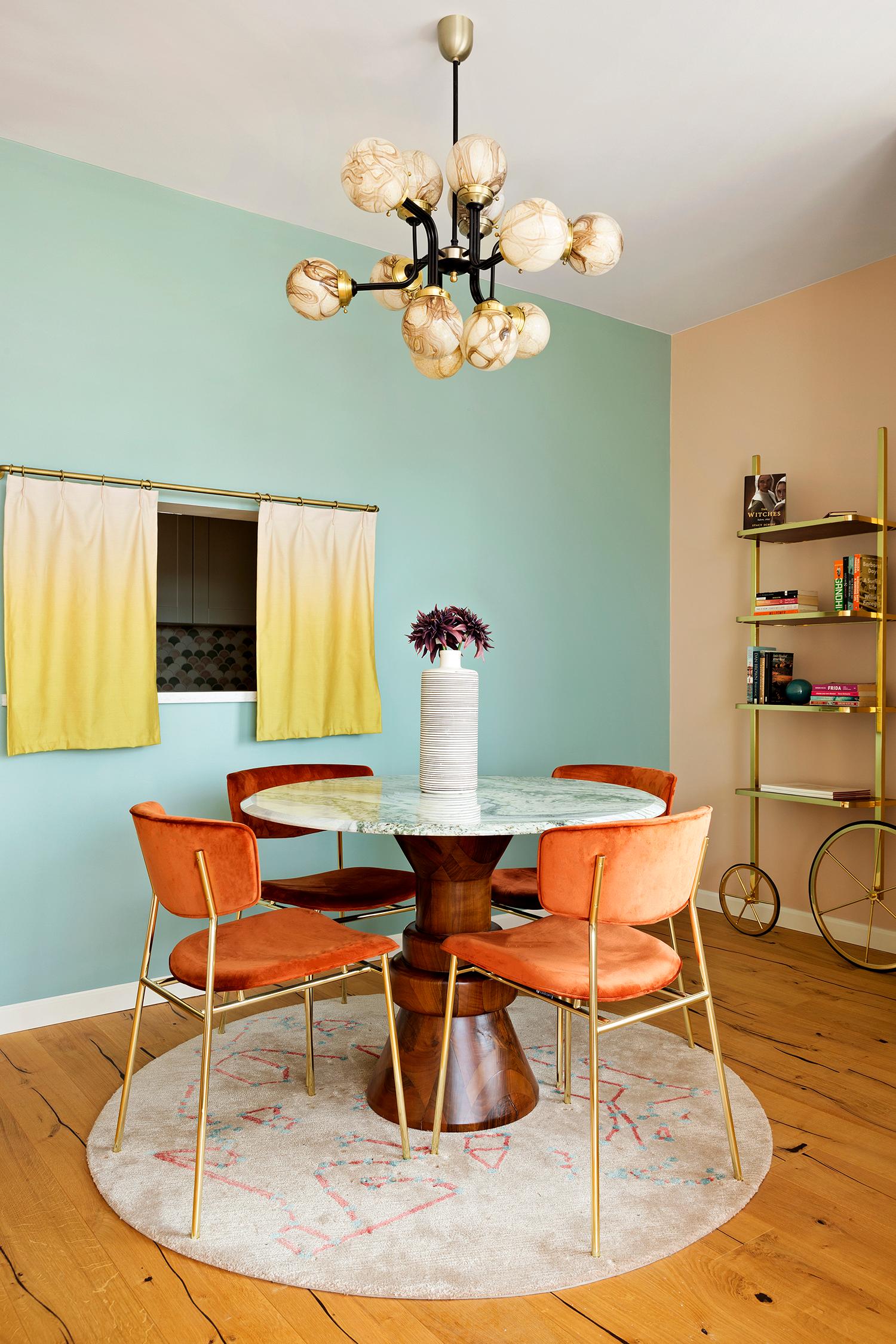 Mesa de Comedor Redonda de Mármol Crema del Siglo XXI con Base Escultórica de Madera en venta 2