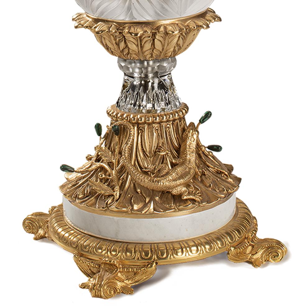 italien Cristal du 21e siècle  Potiche et bronze doré avec pierres de malachite en vente