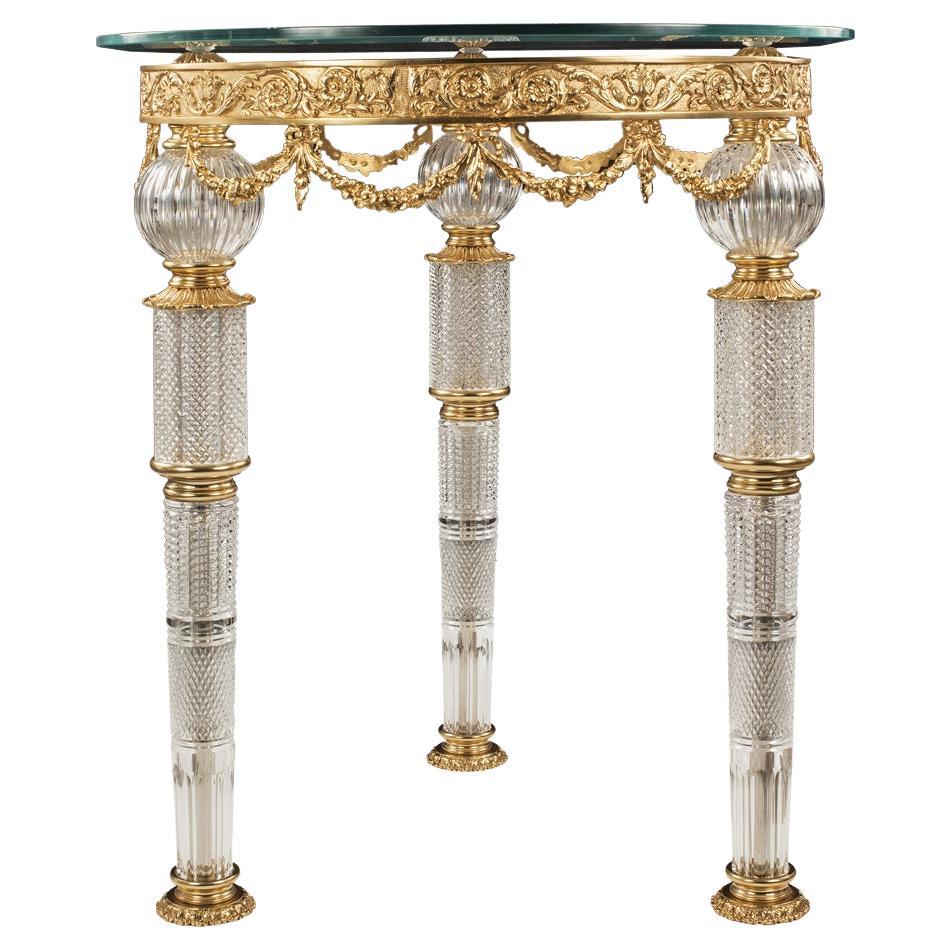 21e siècle, table d'appoint en cristal à trois pieds et plateau en verre trempé