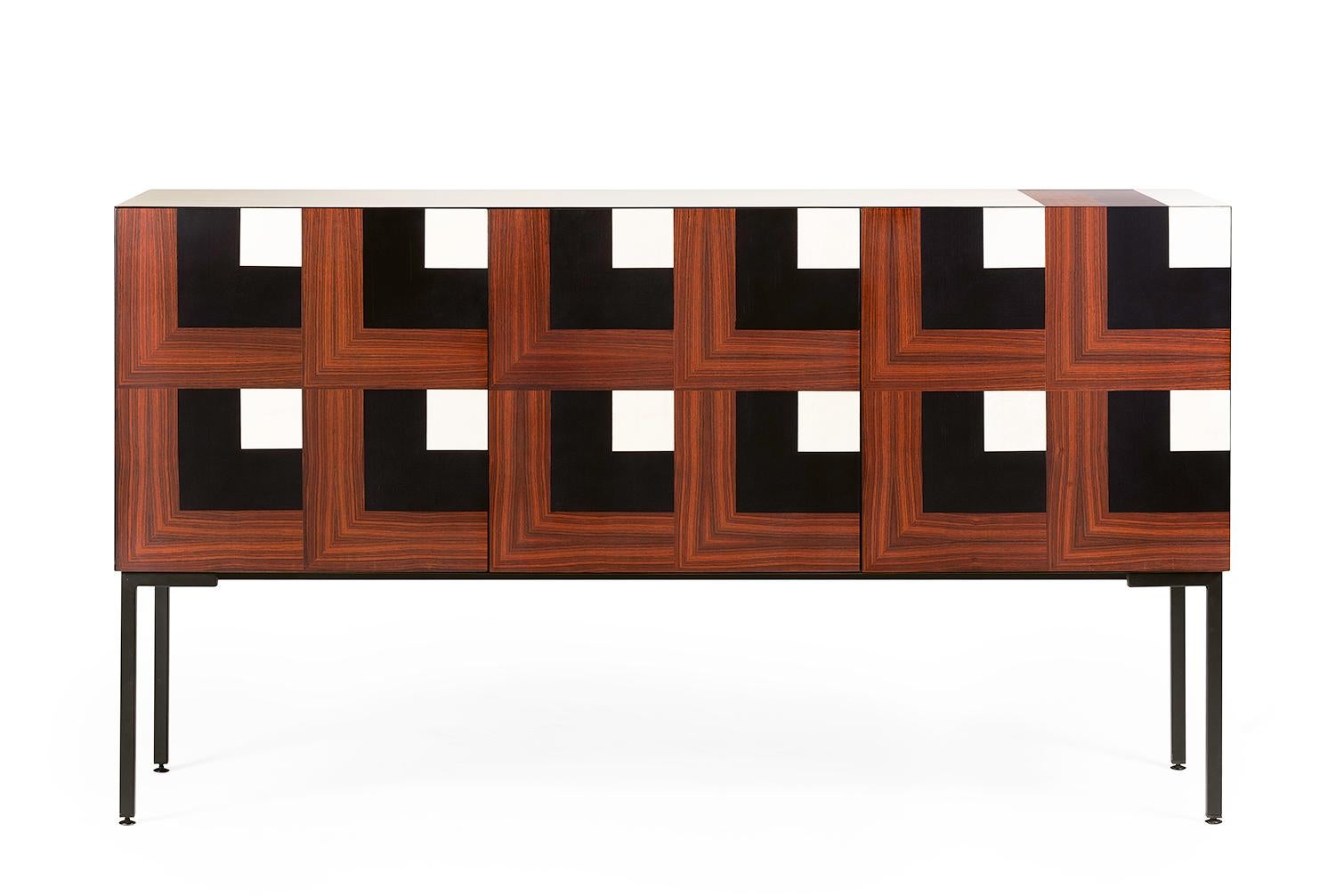 Combinés par les mains des maîtres ébénistes d'Hebanon, les bois sont habilement juxtaposés pour créer une incrustation optique raffinée. L'illusion de perspective frontale est renforcée par la coupe à 45° des portes et de la structure qui permet de