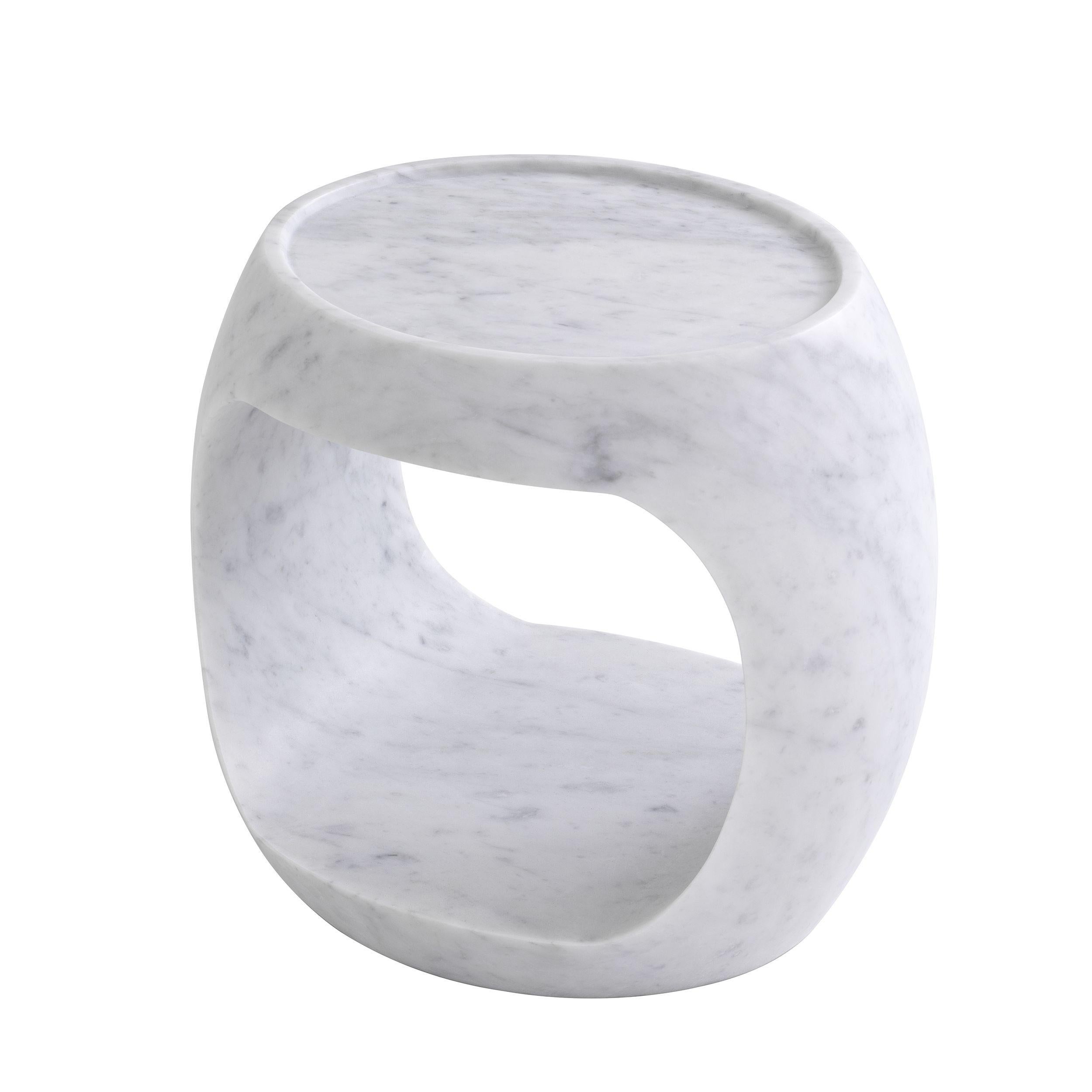 21st Century Curved Open Oval Carved Block Low White Carrera Marble Side Table In New Condition In Paris, FR